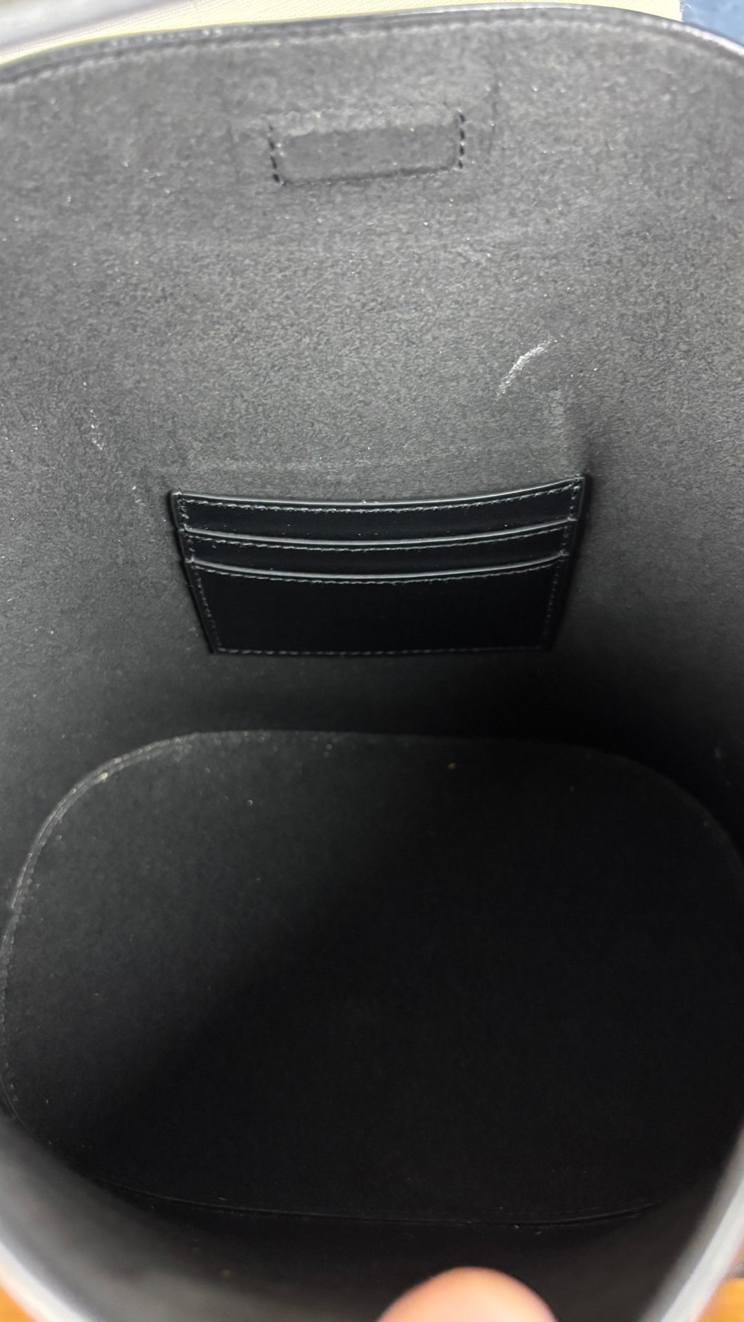 Sac sceau noir à poignée et bandoulière en cuir Want Les Essentiels. Vue de l'intérieur du sac.