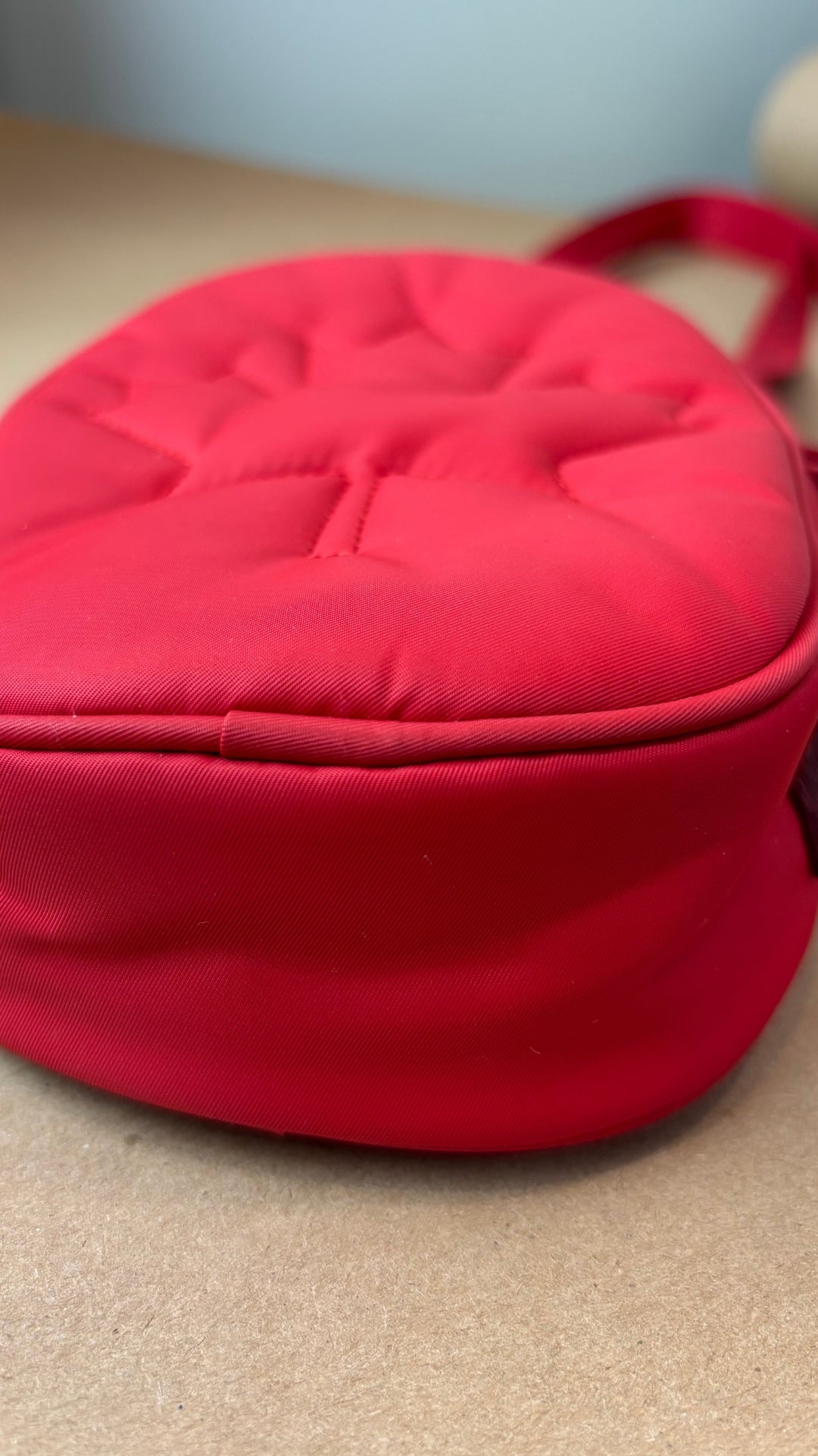 Sac Team Canada 22 Future Legacy cramoisie Lululemon. Vue du dessous du sac.