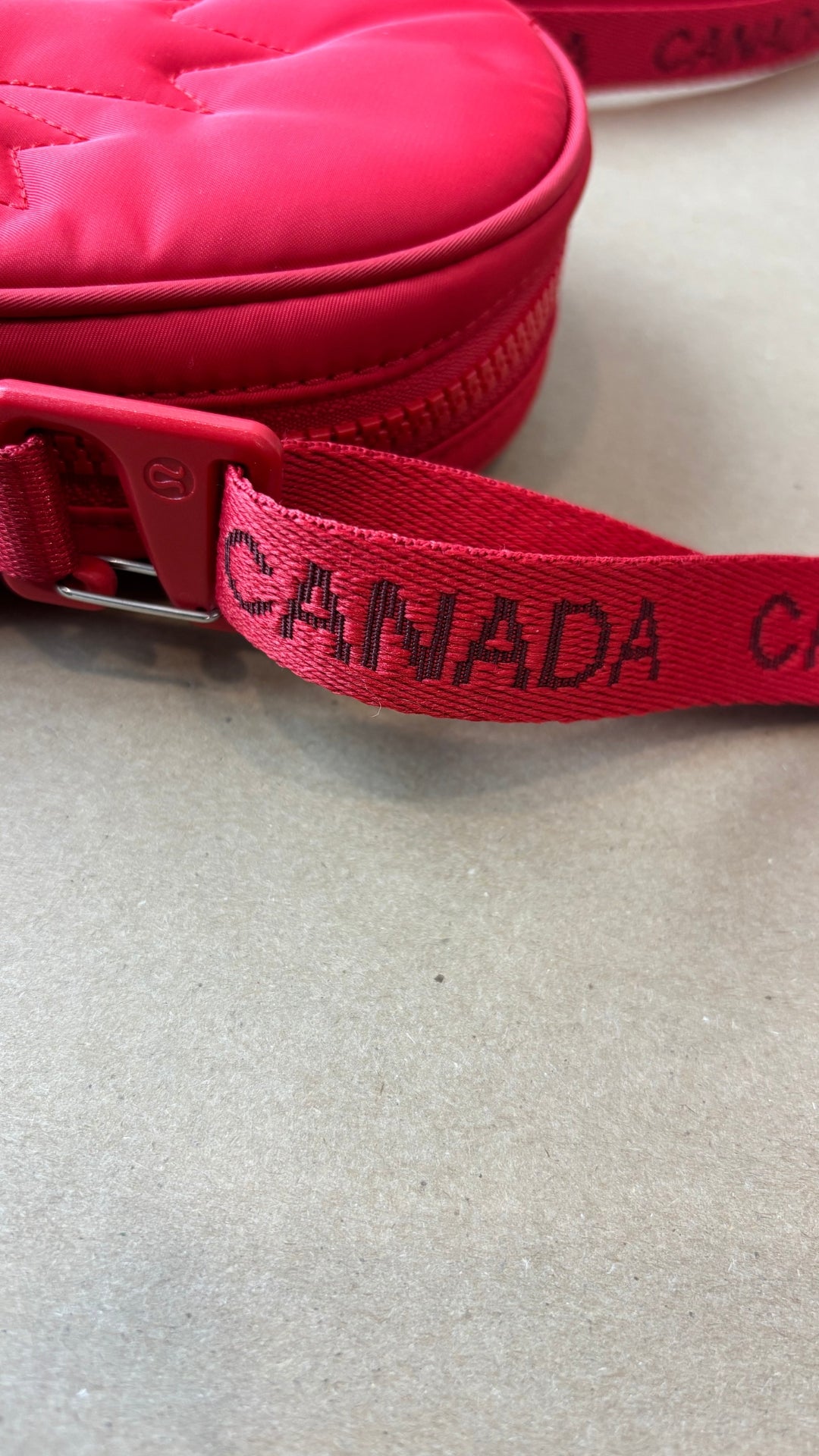 Sac Team Canada 22 Future Legacy cramoisie Lululemon. Vue de près de la courroie.