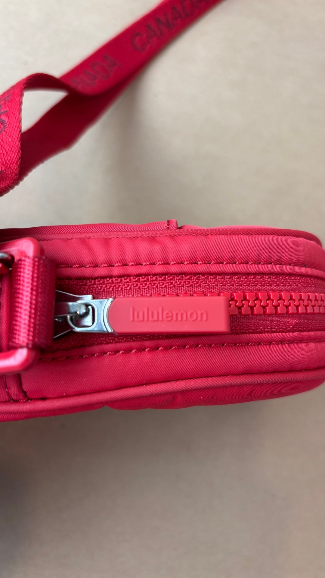 Sac Team Canada 22 Future Legacy cramoisie Lululemon. Vue de la fermeture à glissière.