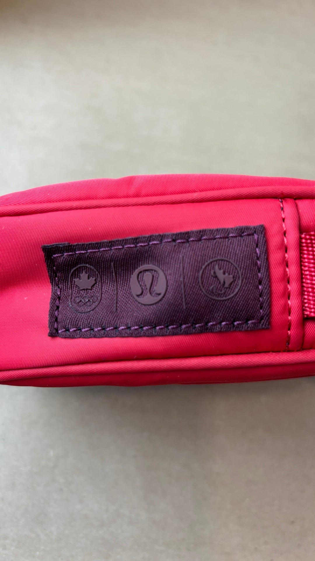 Sac Team Canada 22 Future Legacy cramoisie Lululemon. Vue de près du logo olympique.