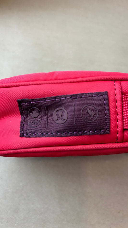 Sac Team Canada 22 Future Legacy cramoisie Lululemon. Vue de près du logo olympique.