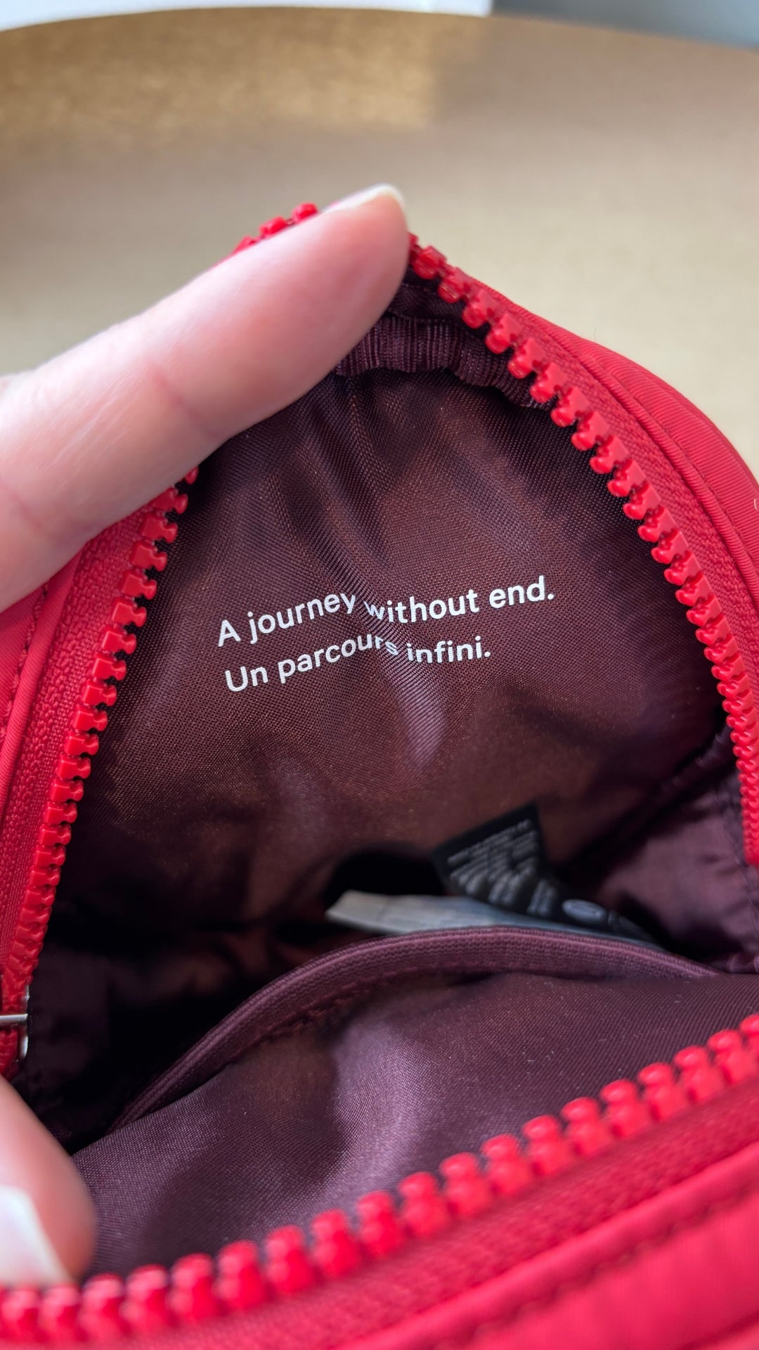 Sac Team Canada 22 Future Legacy cramoisie Lululemon. Vue du message inscrit à l'intérieur du sac.