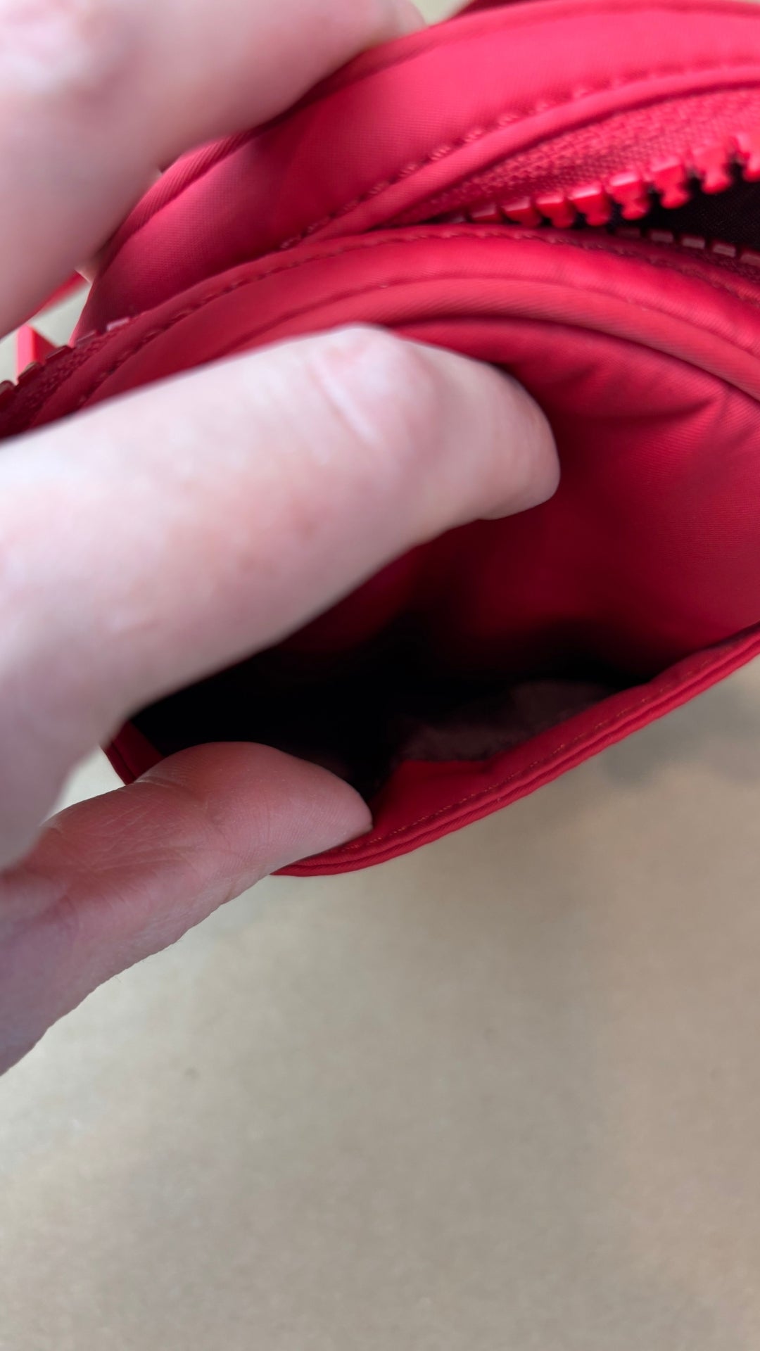 Sac Team Canada 22 Future Legacy cramoisie Lululemon. Vue de la poche arrière du sac.