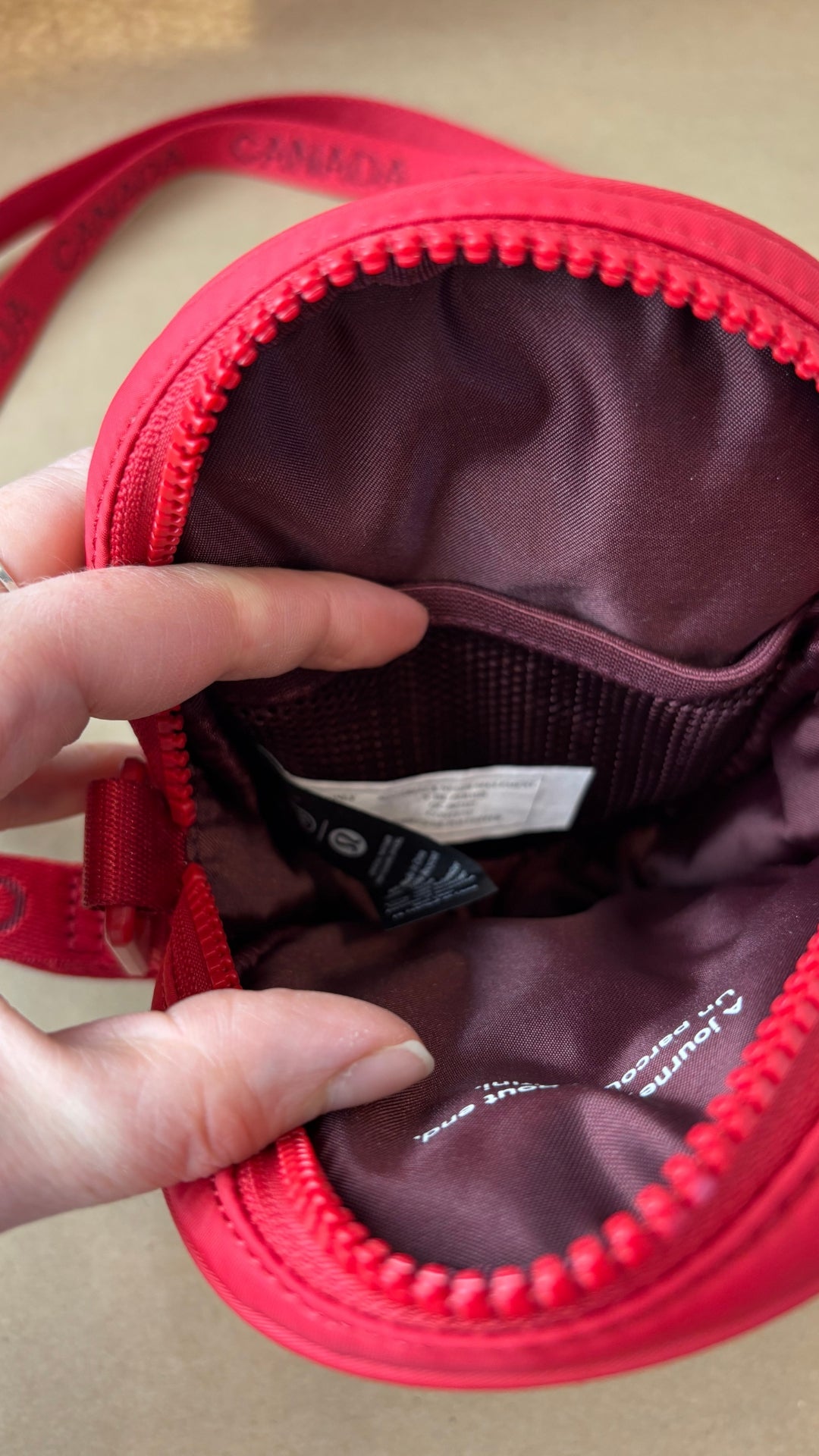 Sac Team Canada 22 Future Legacy cramoisie Lululemon. Vue de l'intérieur du sac.
