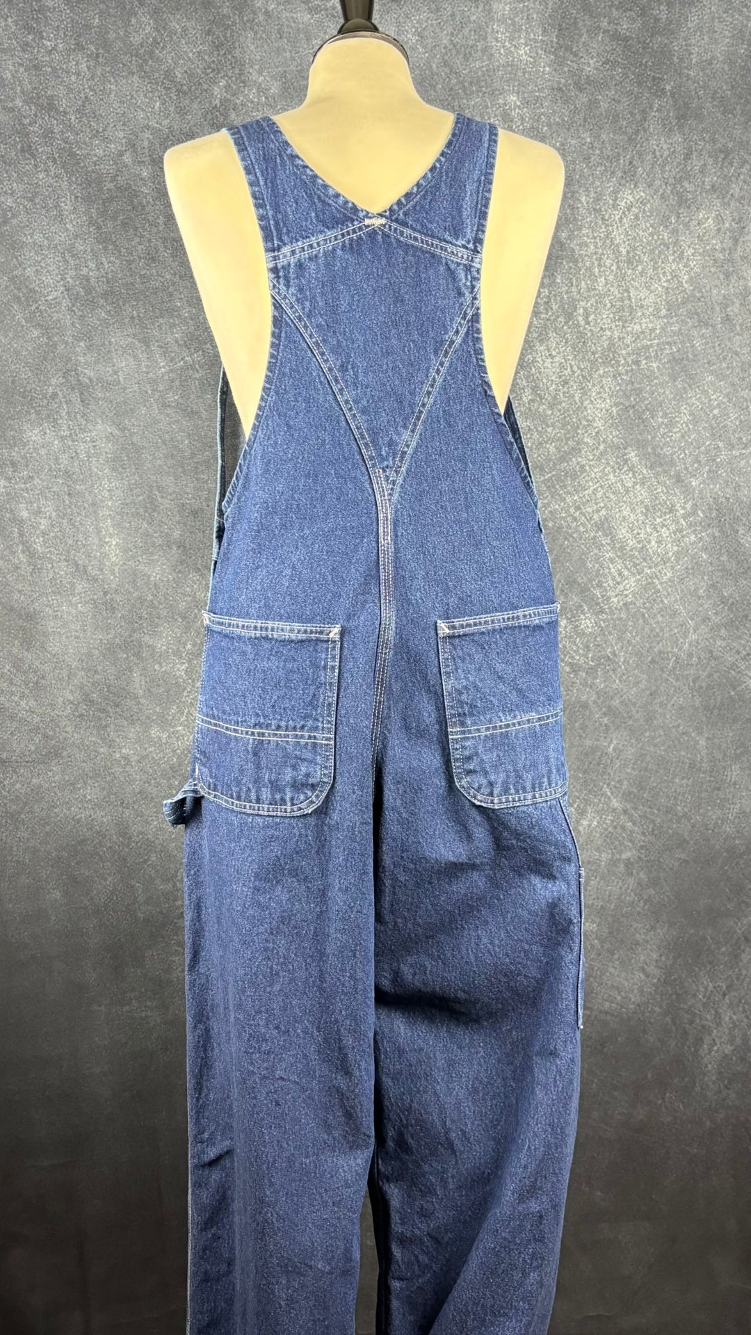 Salopette en jeans foncé Carhartt, taille 32. Vue de dos.