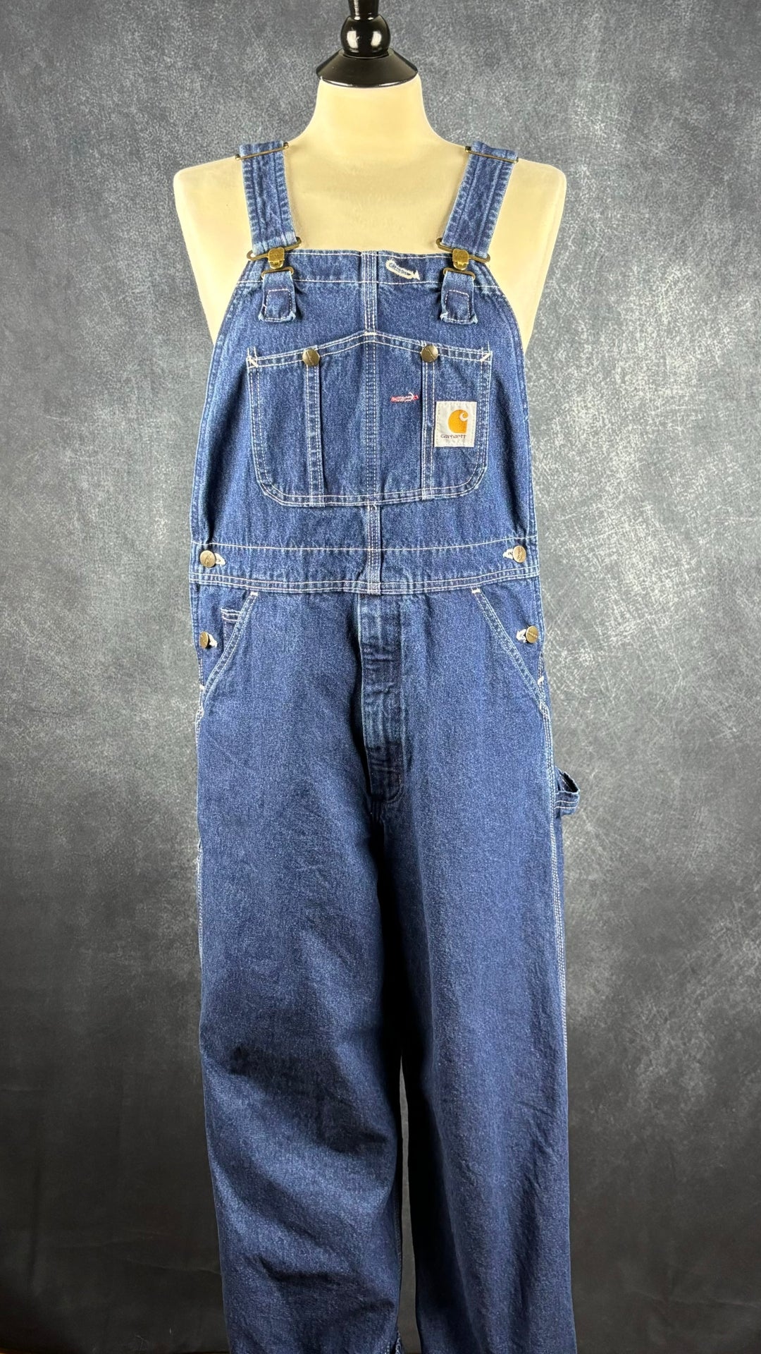 Salopette en jeans foncé Carhartt, taille 32. Vue de face.