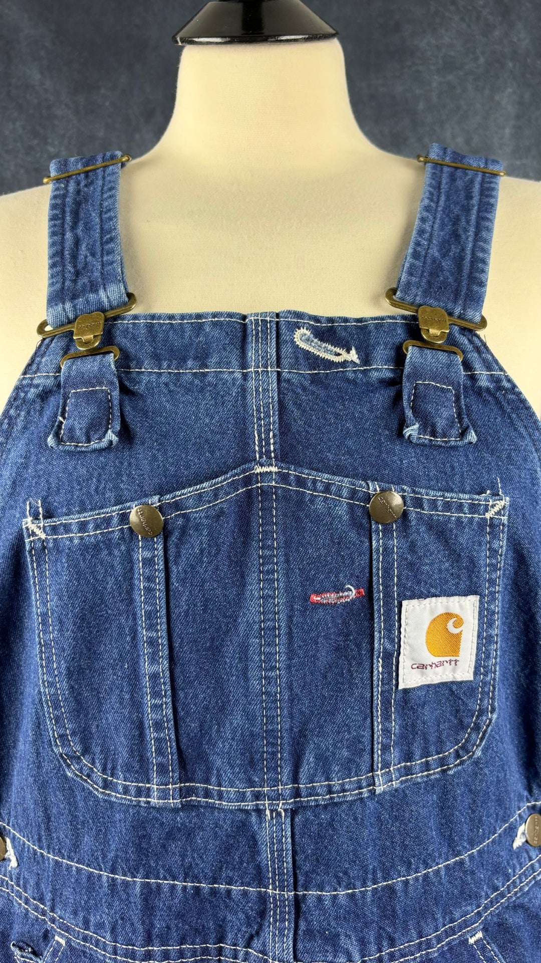 Salopette en jeans foncé Carhartt, taille 32. Vue de l'encolure.