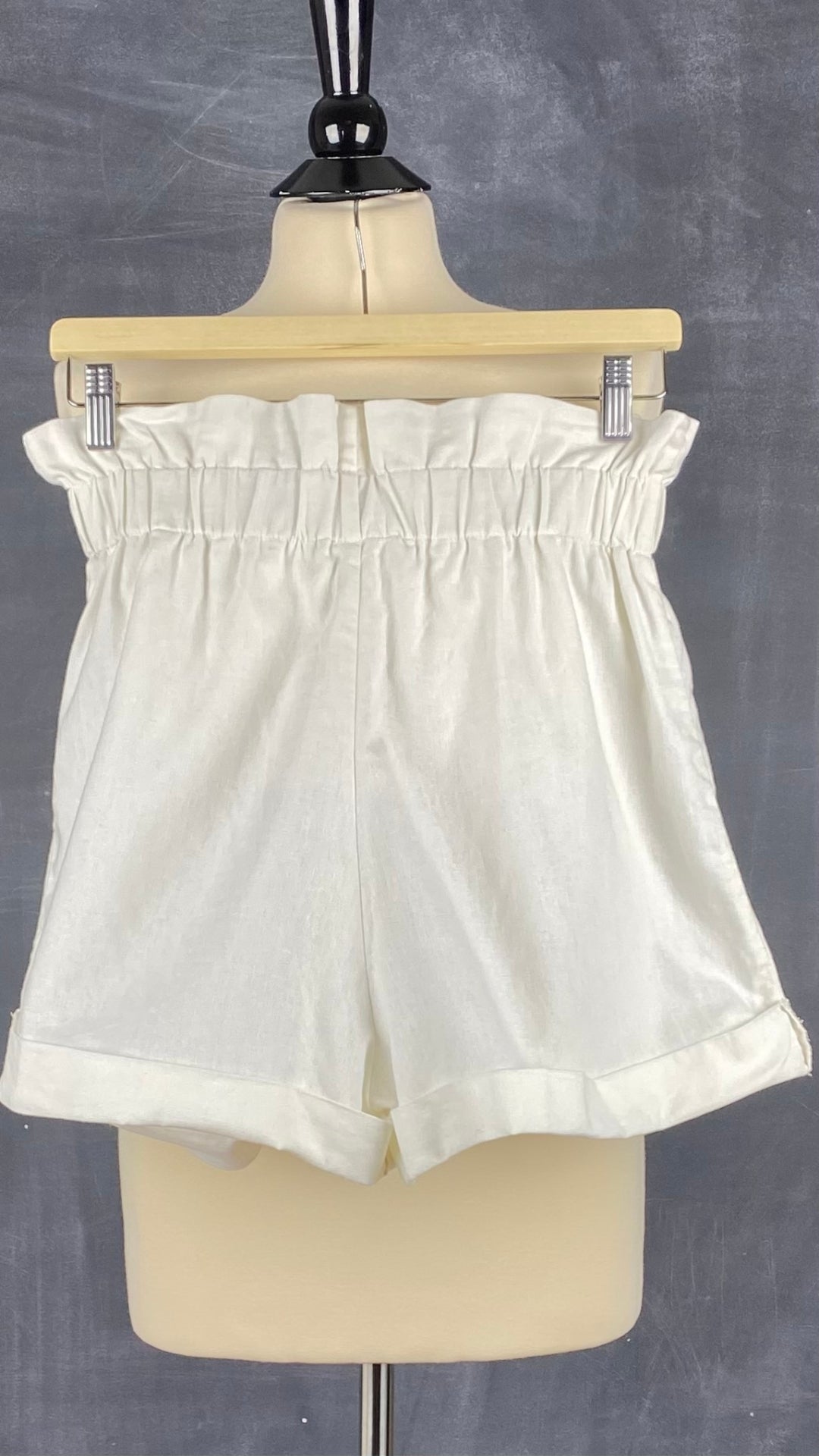 Short ivoire en mélange de lin et coton, marque Mimz, taille medium. Vue de dos.