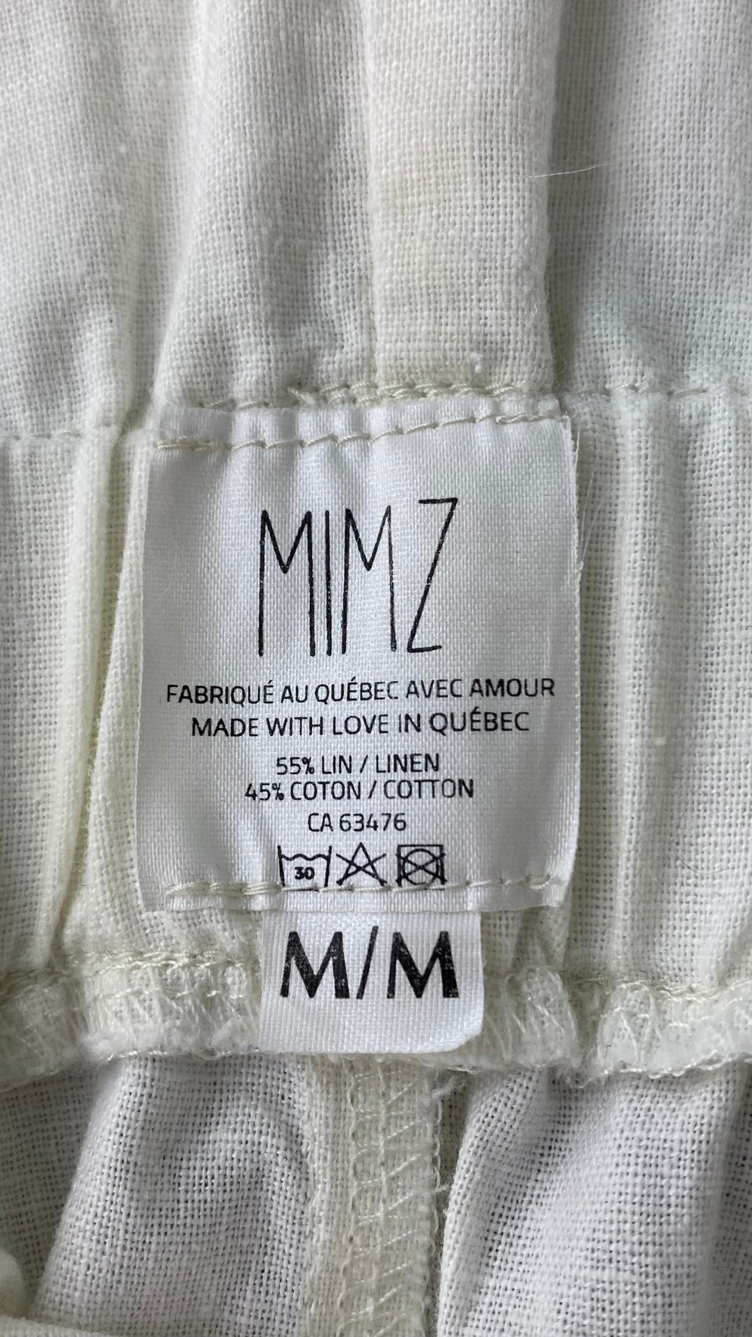 Short ivoire en mélange de lin et coton, marque Mimz, taille medium. Vue de l'étiquette de marque, taille, composition et entretien.