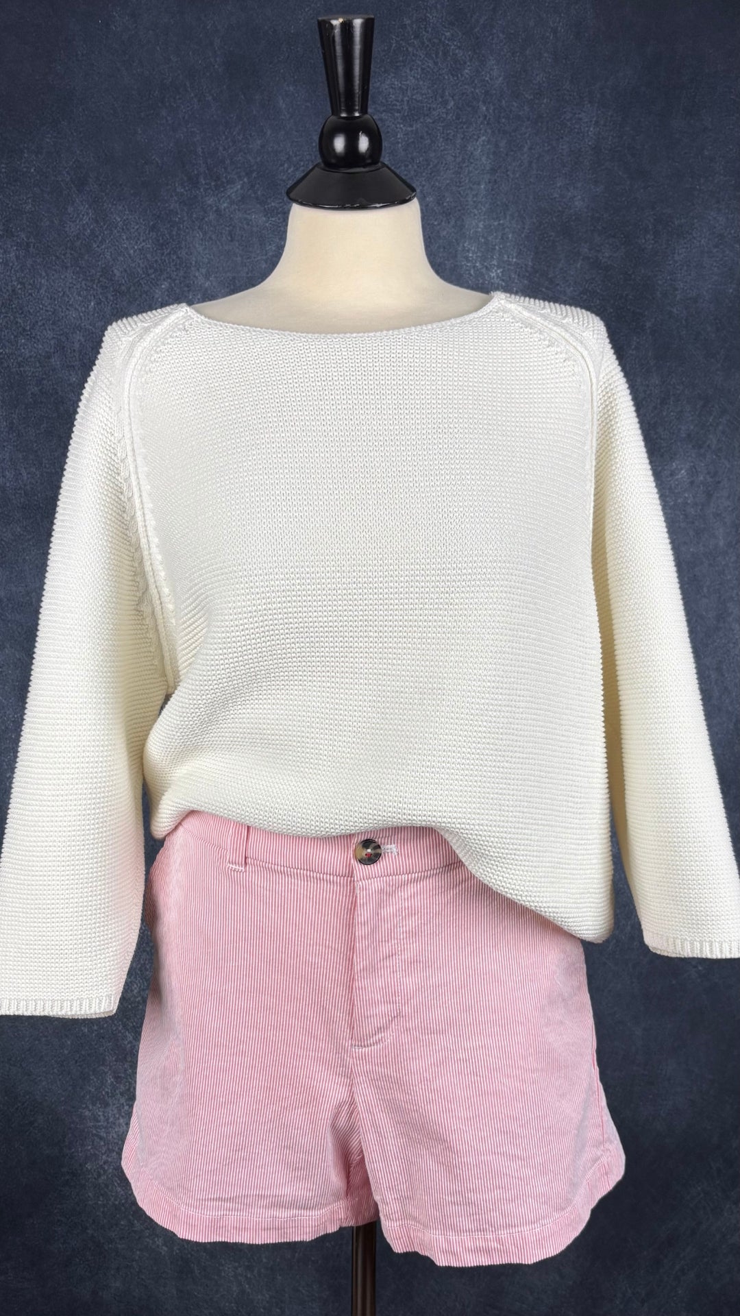 Short rose à rayures blanches Tommy Hilfiger, taille 8. Vue de l'agencement avec le tricot crème à dos ouvert Des petits hauts.