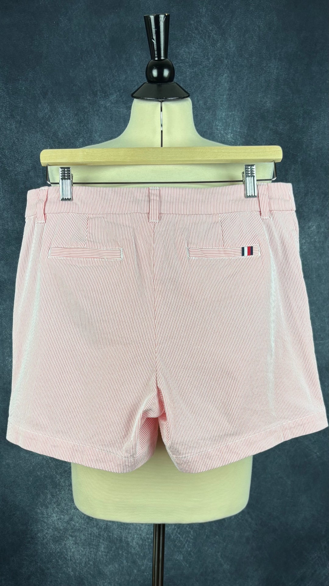 Short rose à rayures blanches Tommy Hilfiger, taille 8. Vue de dos.