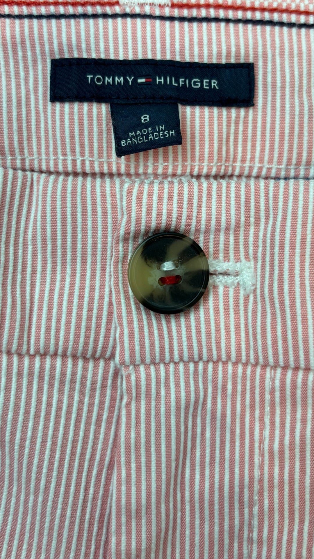 Short rose à rayures blanches Tommy Hilfiger, taille 8. Vue de l'étiquette.