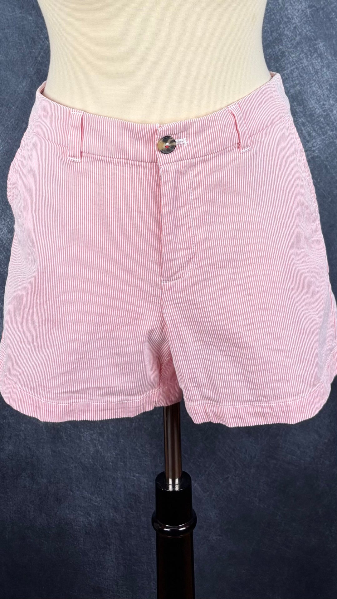Short rose à rayures blanches Tommy Hilfiger, taille 8. Vue de face, sur le mannequin.