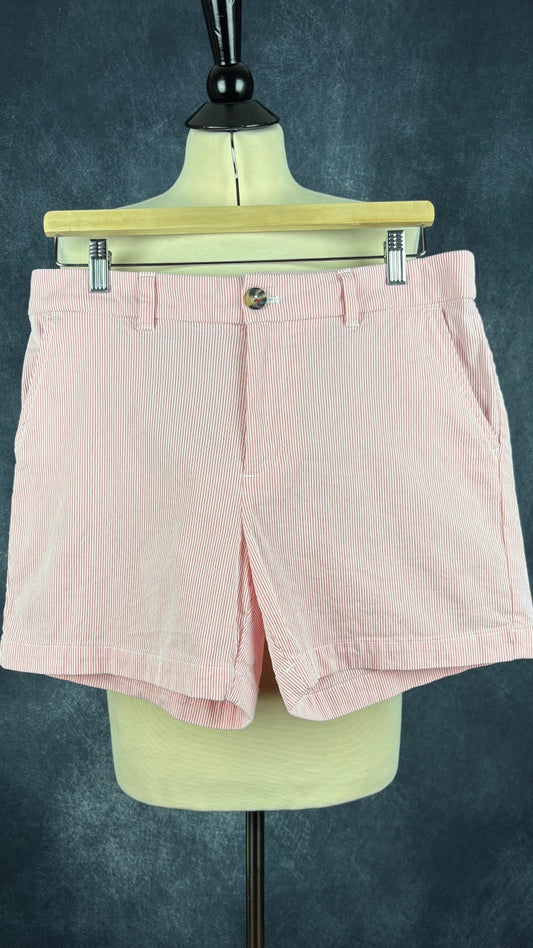 Short rose à rayures blanches Tommy Hilfiger, taille 8. Vue de face, sur cintre.