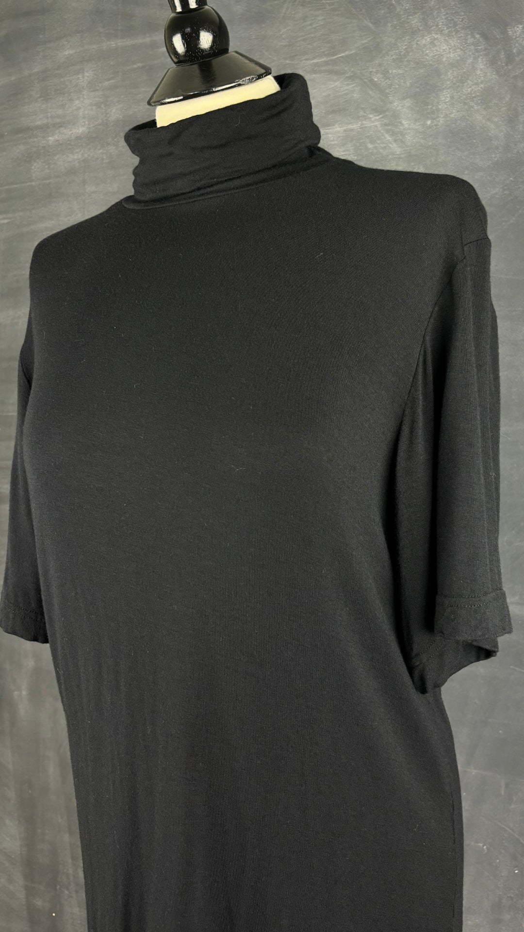 T-shirt noir à col montant Naïké Montréal, taille environ m/l. Vue de l'encolure.