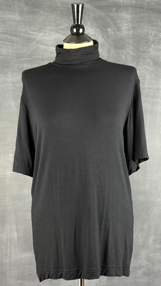 T-shirt noir à col montant Naïké Montréal, taille environ m/l. Vue de face.