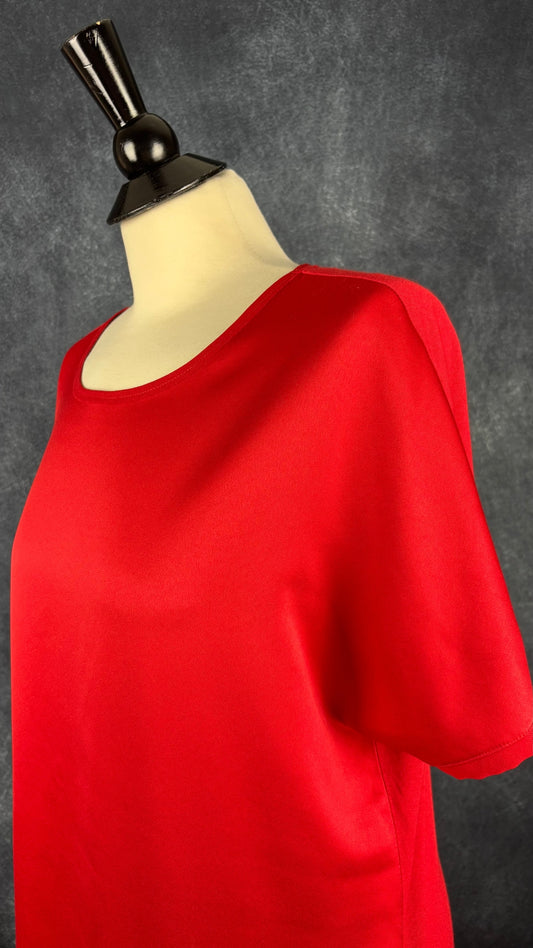 T-shirt confortable rouge satiné Brax taille 42 (l/xl). Vue de l'encolure.