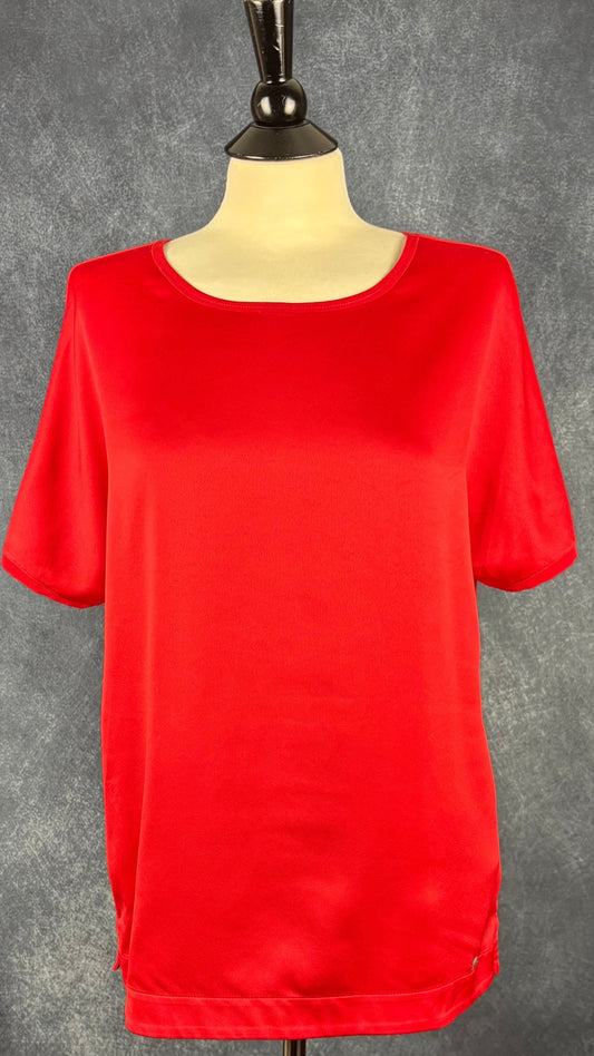 T-shirt confortable rouge satiné Brax taille 42 (l/xl). Vue de face.