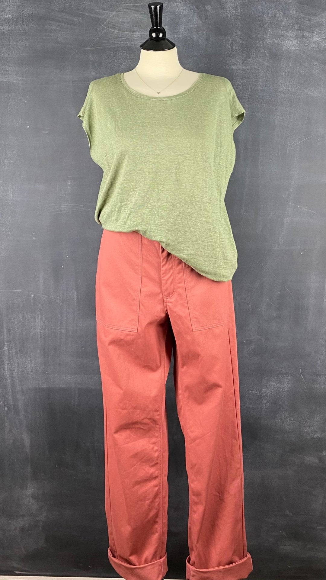 T-shirt lin boutonné Tahari, taille xl. Vue de l'agencement avec le pantalon rose Beaton.