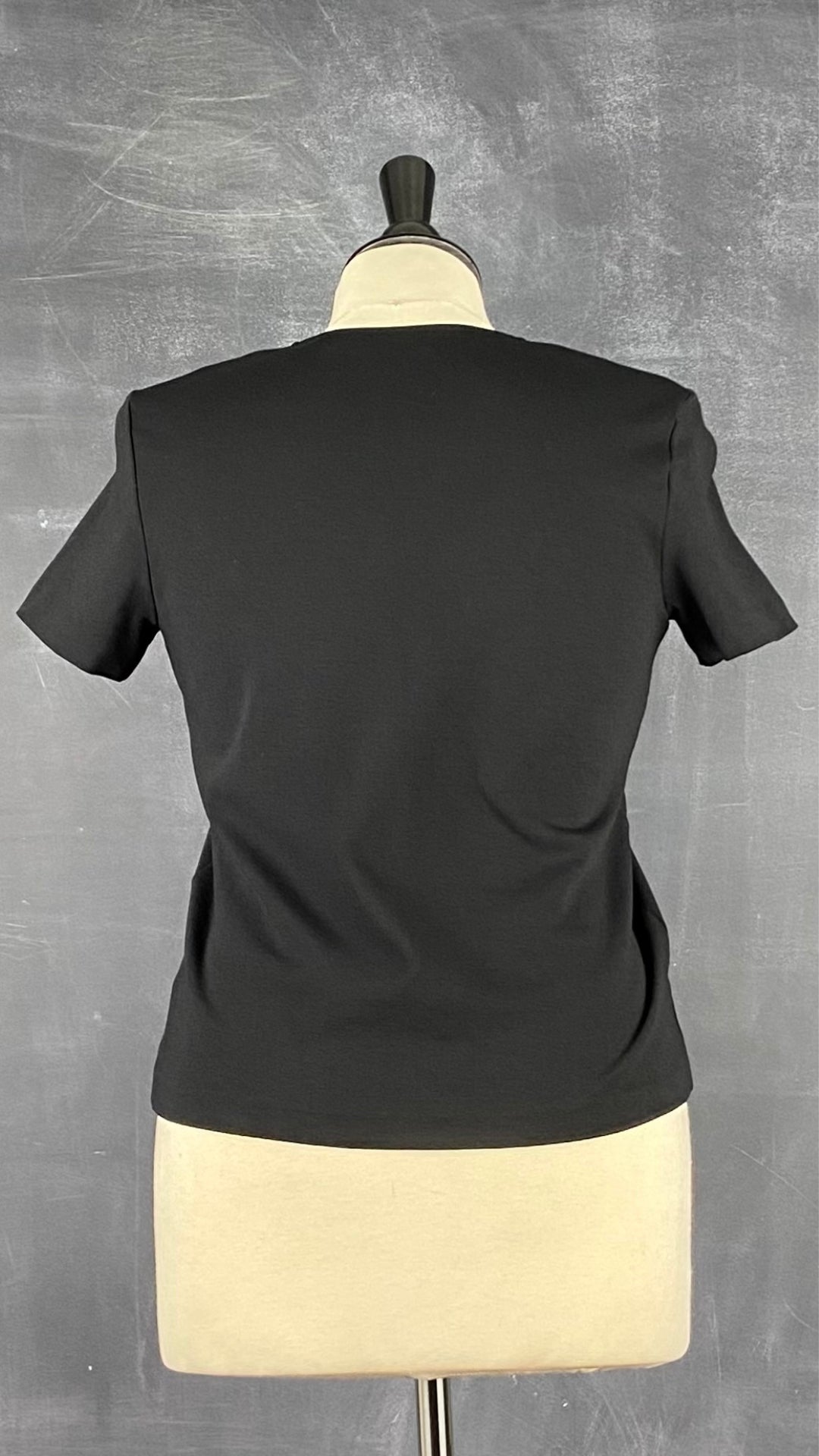 T-shirt luxueux noir col v profond Theory, taille small. Vue de dos.