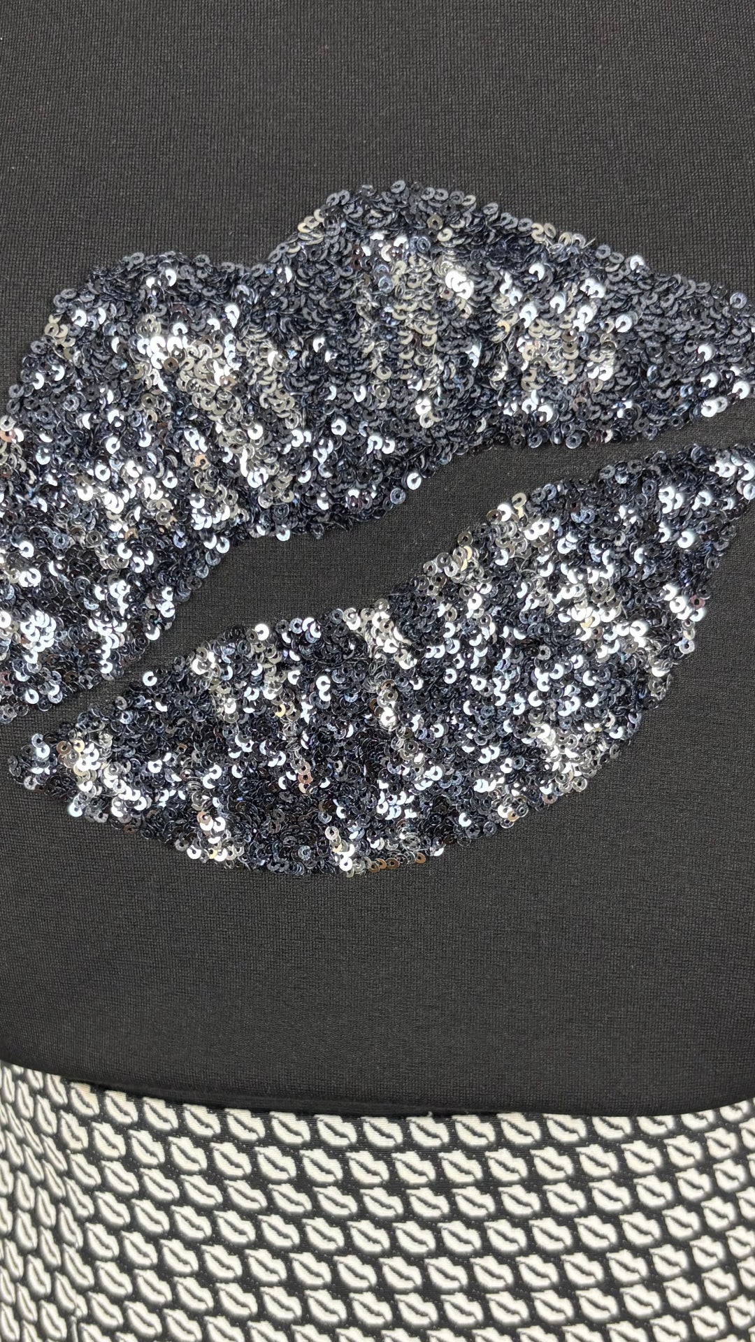 T-shirt noir avec lèvres en sequins au centre, InWear, taille small. Vue de près des lèvres en sequins et du motif de lèvres de la jupe Tristan.