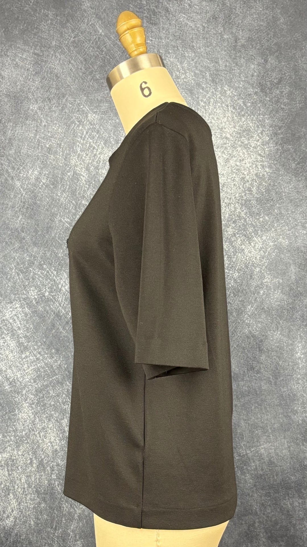 T-shirt noir avec lèvres en sequins au centre, InWear, taille small. Vue de côté.