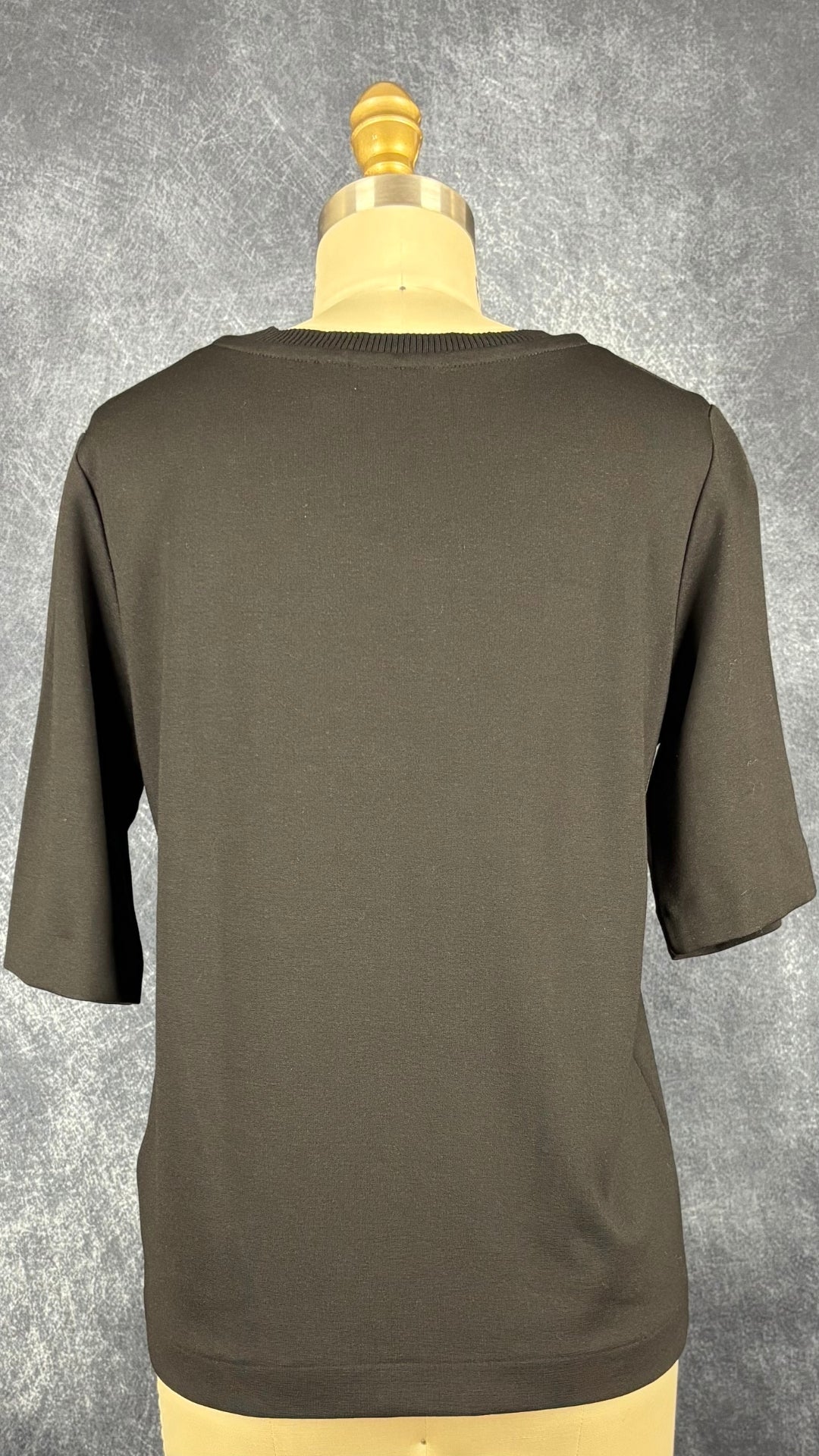 T-shirt noir avec lèvres en sequins au centre, InWear, taille small. Vue de dos.