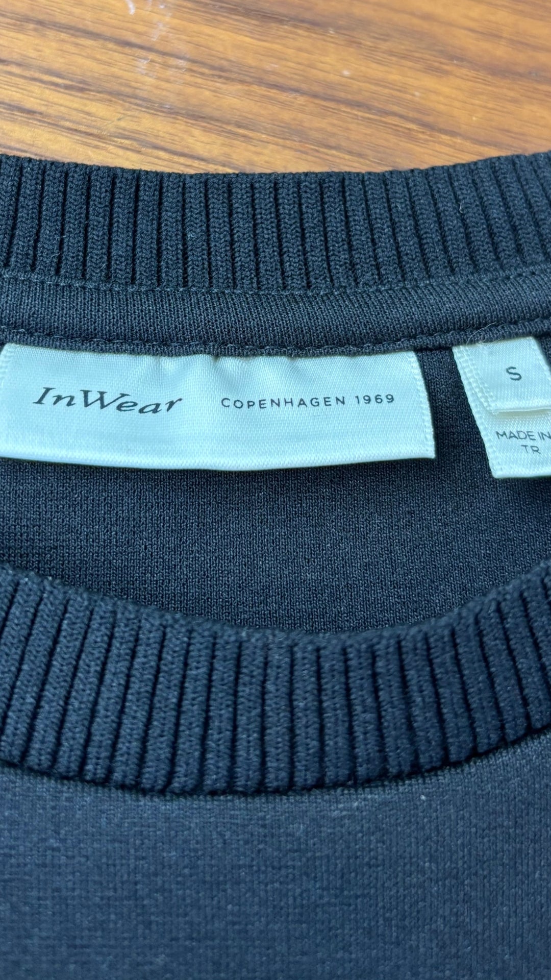 T-shirt noir avec lèvres en sequins au centre, InWear, taille small. Vue de l'étiquette.