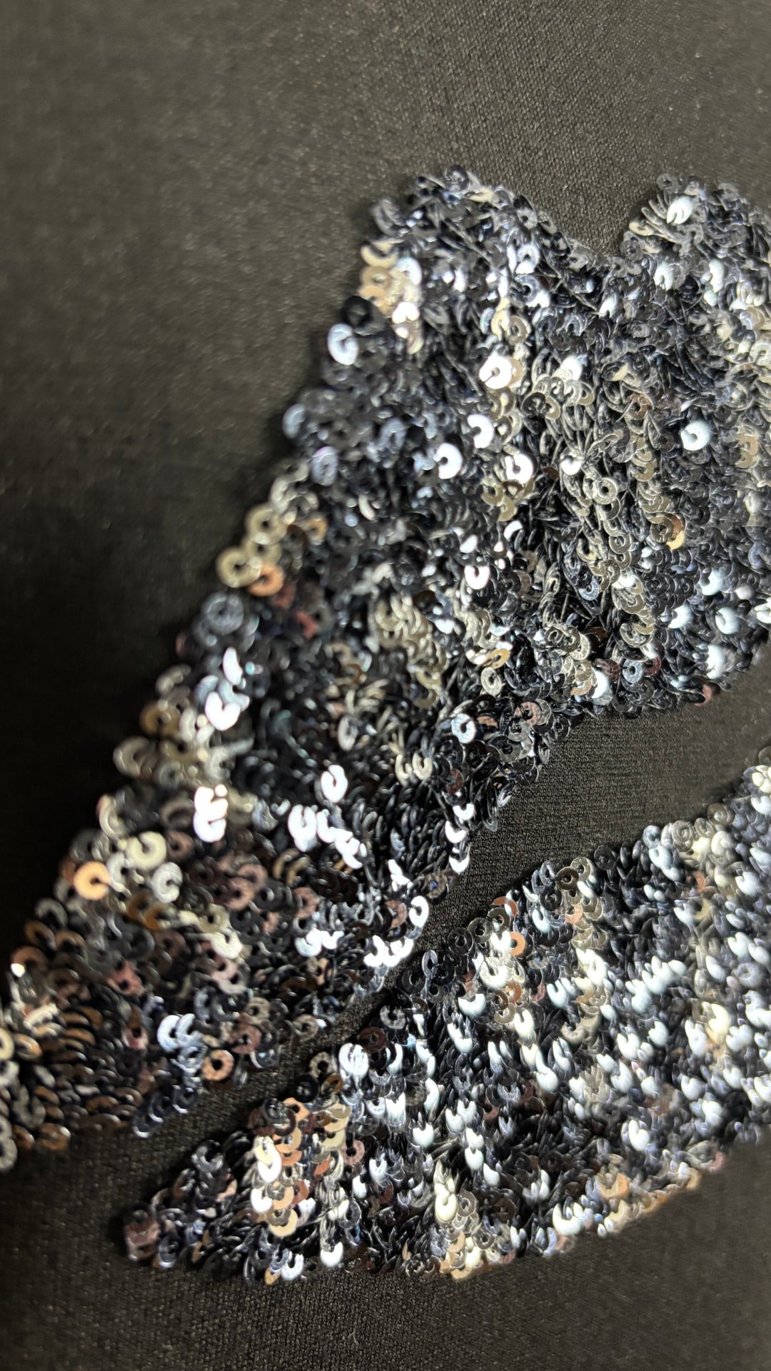 T-shirt noir avec lèvres en sequins au centre, InWear, taille small. Vue de près des sequins.