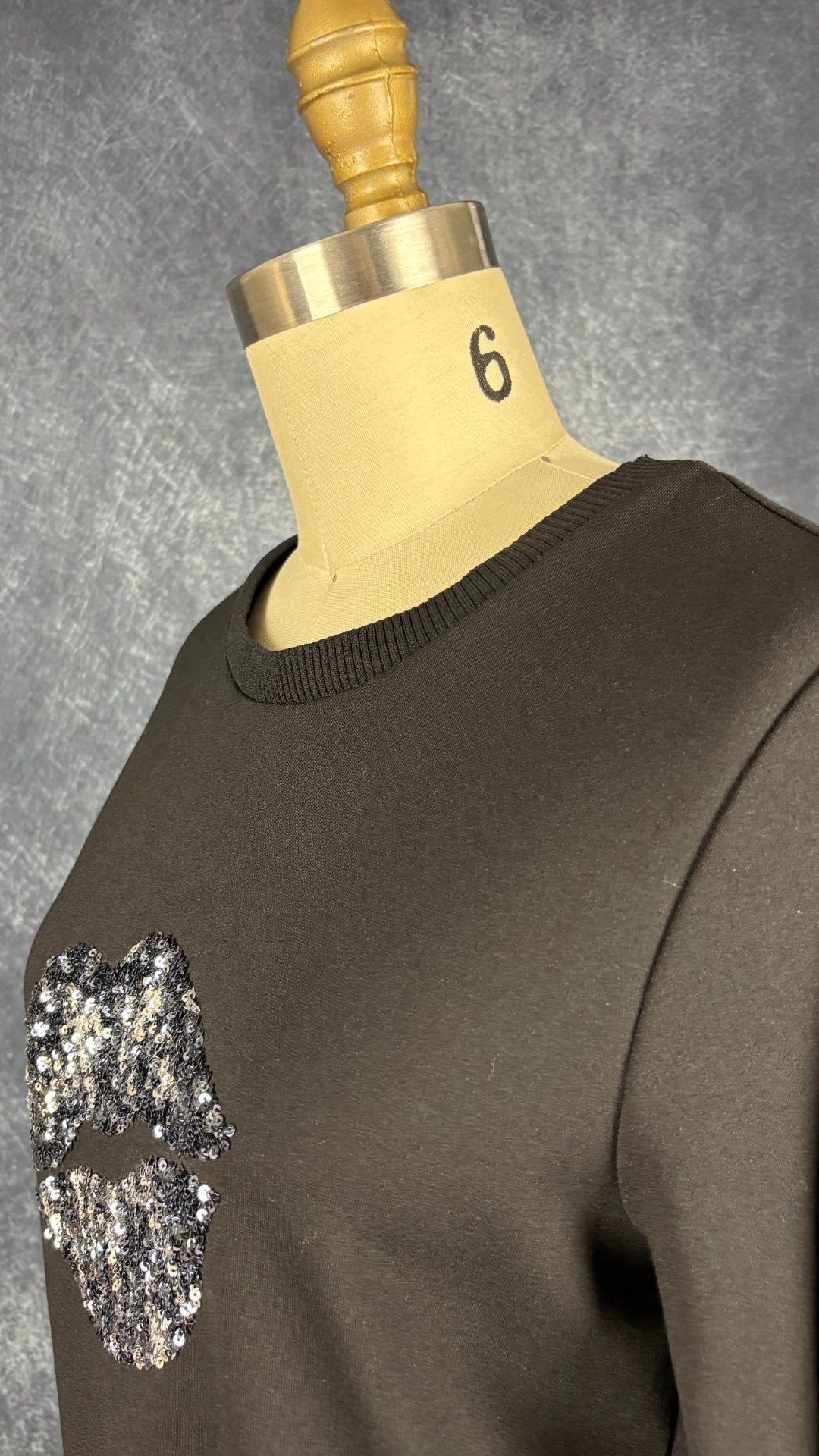 T-shirt noir avec lèvres en sequins au centre, InWear, taille small. Vue de l'encolure.