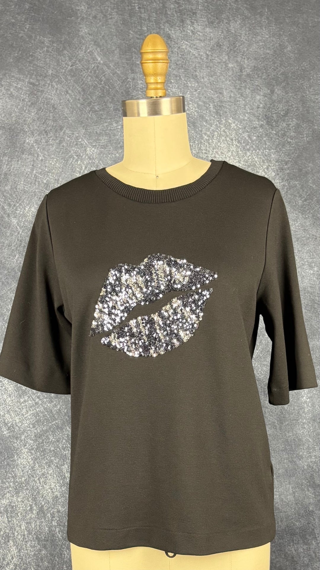 T-shirt noir avec lèvres en sequins au centre, InWear, taille small. Vue de face.