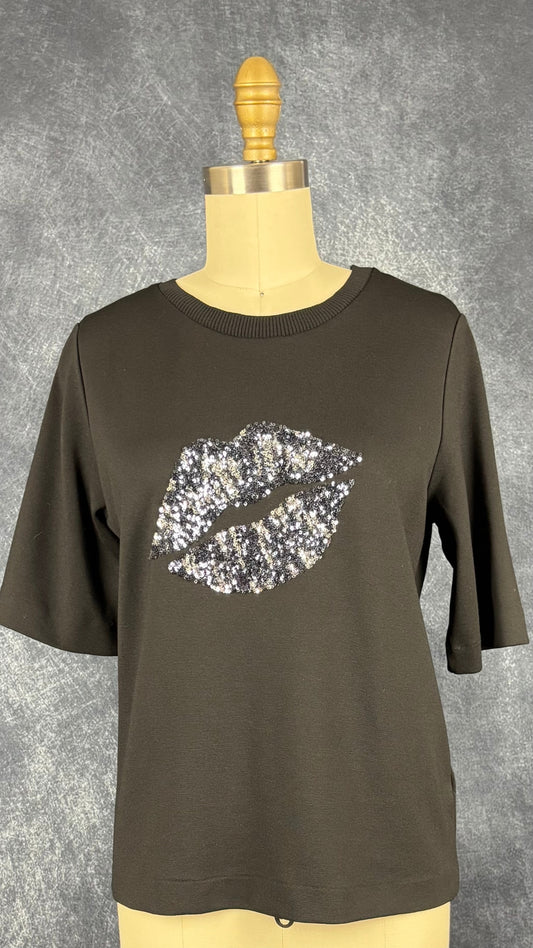 T-shirt noir avec lèvres en sequins au centre, InWear, taille small. Vue de face.