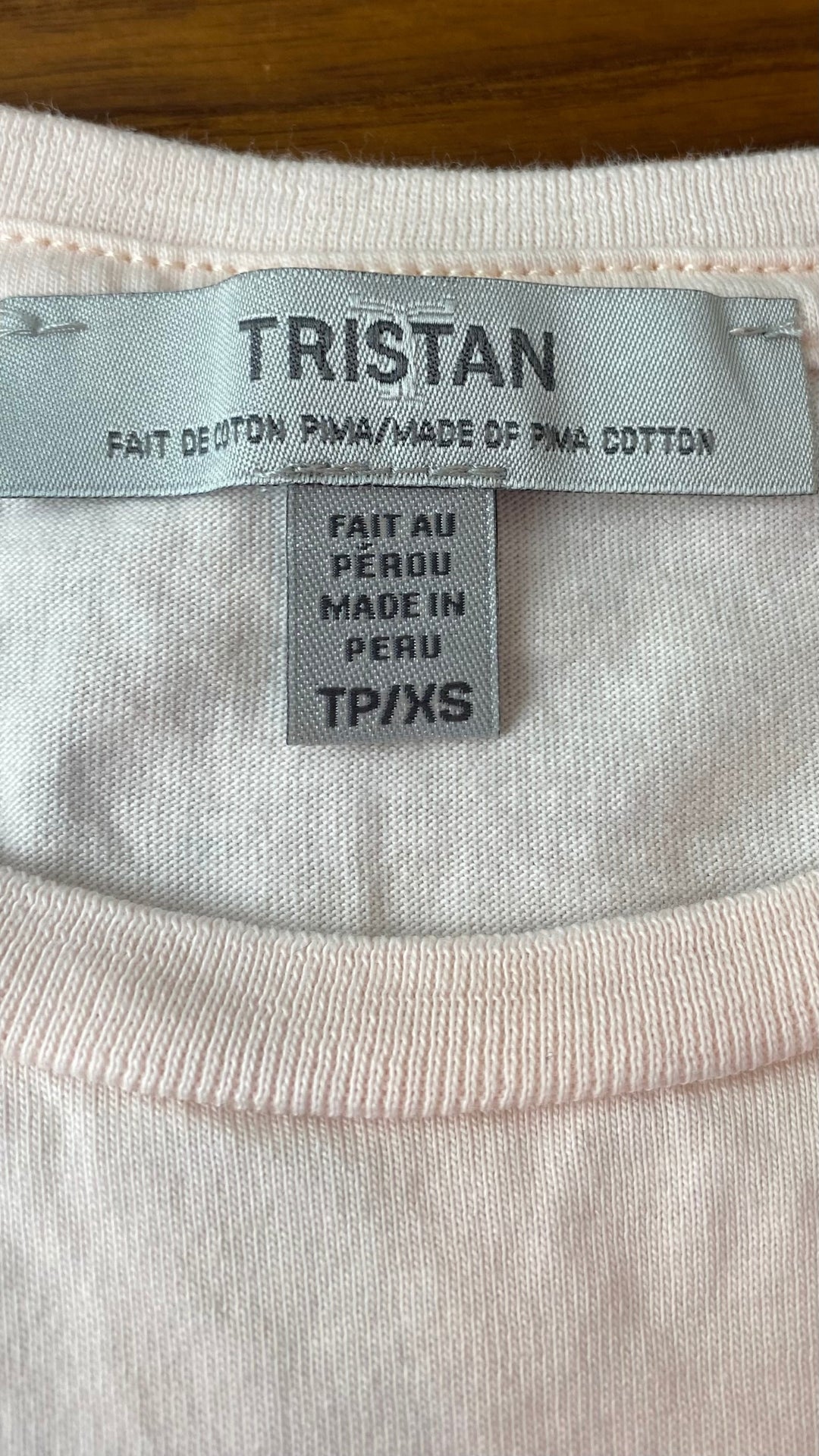 T-shirt rose doux en coton pima Tristan, taille xs. Vue de l'étiquette de marque et taille.