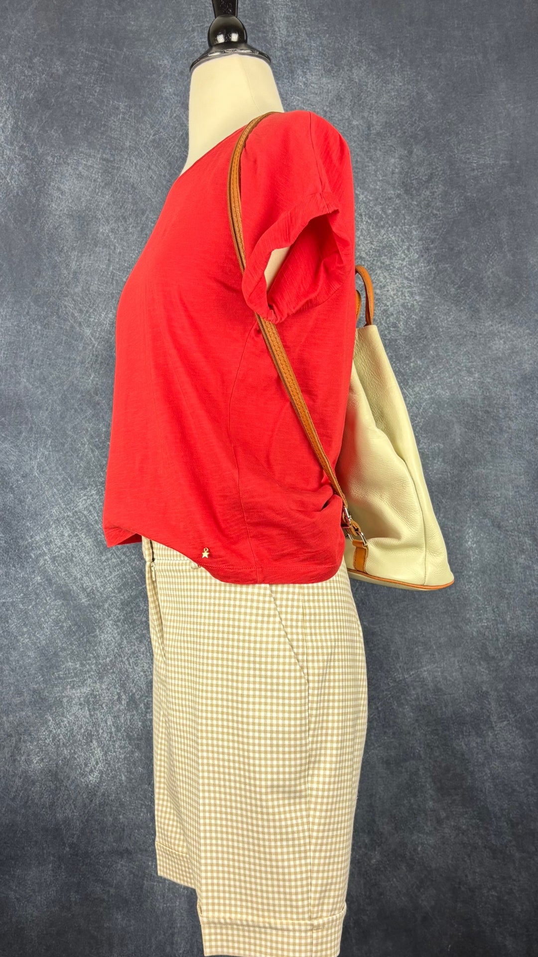 T-shirt rouge en coton fabriqué au Portugal, Des petits hauts, taille 0 (xs/s). Vue de l'agencement avec le bermuda vichy beige et le sac à dos en cuir souple Vera Pelle.