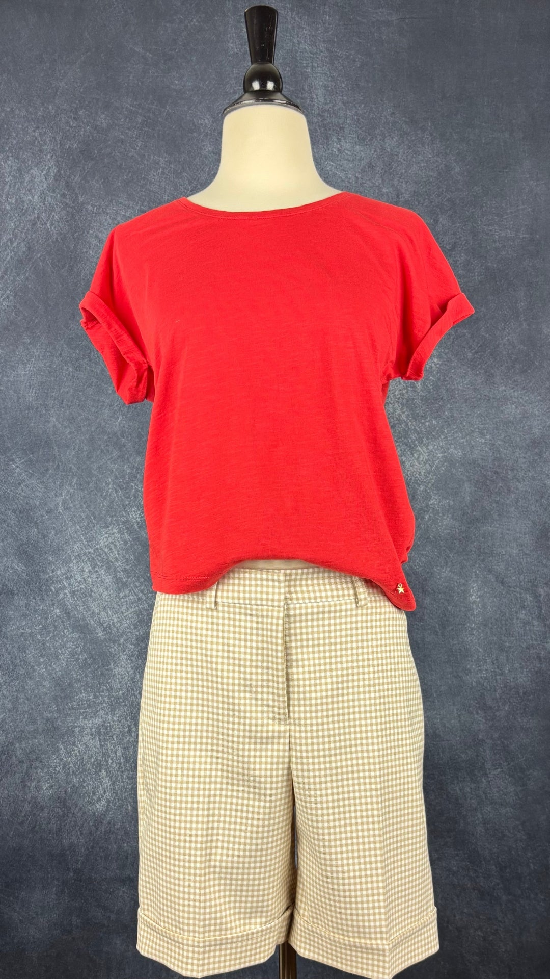 T-shirt rouge en coton fabriqué au Portugal, Des petits hauts, taille 0 (xs/s). Vue de l'agencement avec le bermuda vichy beige.