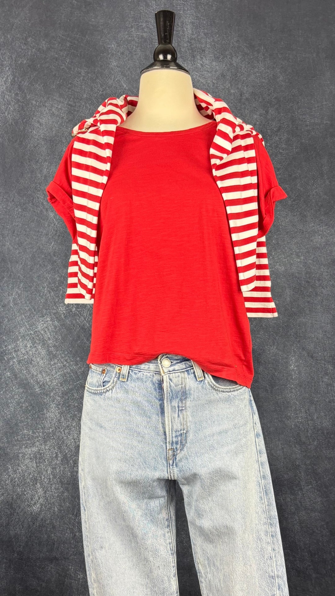T-shirt rouge en coton fabriqué au Portugal, Des petits hauts, taille 0 (xs/s). Vue de l'agencement avec la marinière Oui et le jeans pâle Levi's.