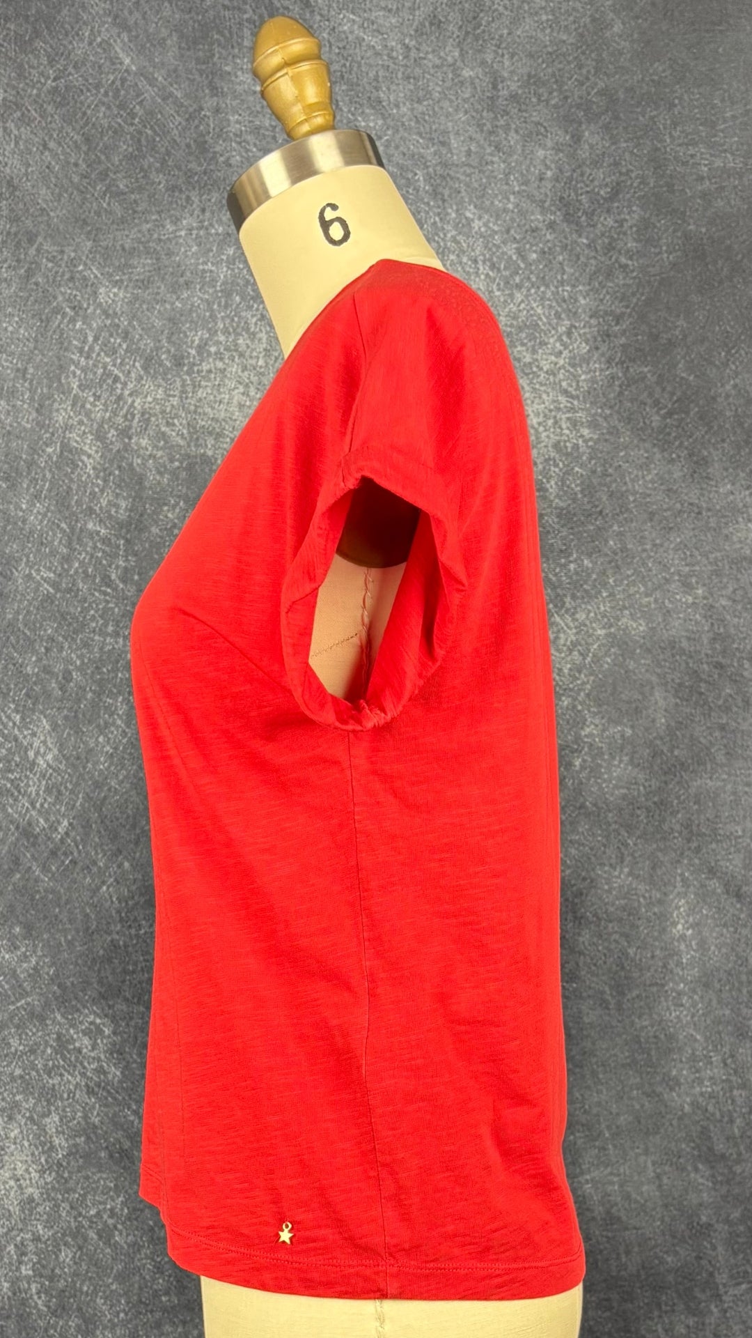 T-shirt rouge en coton fabriqué au Portugal, Des petits hauts, taille 0 (xs/s). Vue de côté.