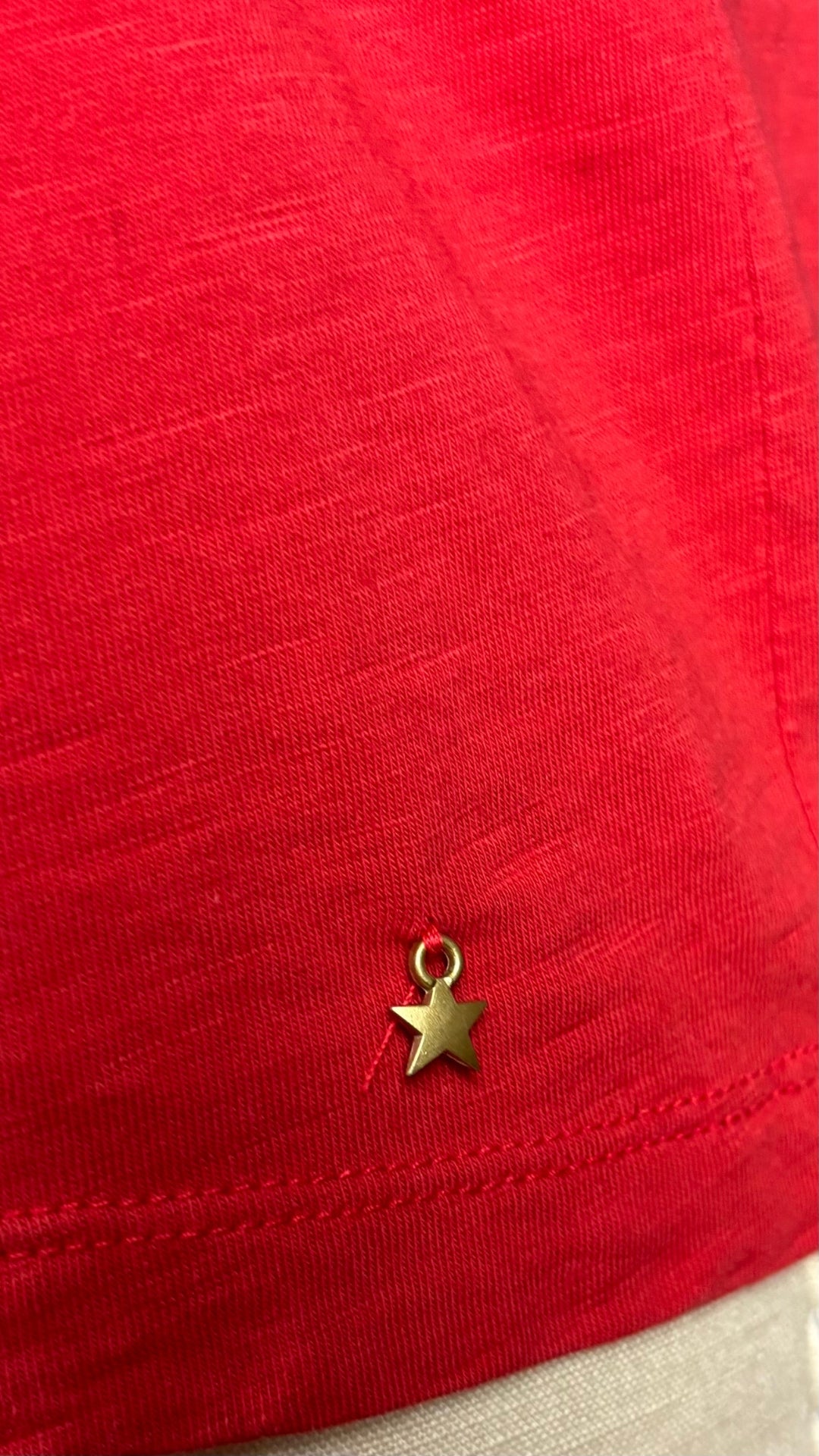 T-shirt rouge en coton fabriqué au Portugal, Des petits hauts, taille 0 (xs/s). Vue de l'étoile qui orne l'ourlet.