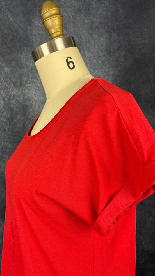 T-shirt rouge en coton fabriqué au Portugal, Des petits hauts, taille 0 (xs/s). Vue de l'encolure.