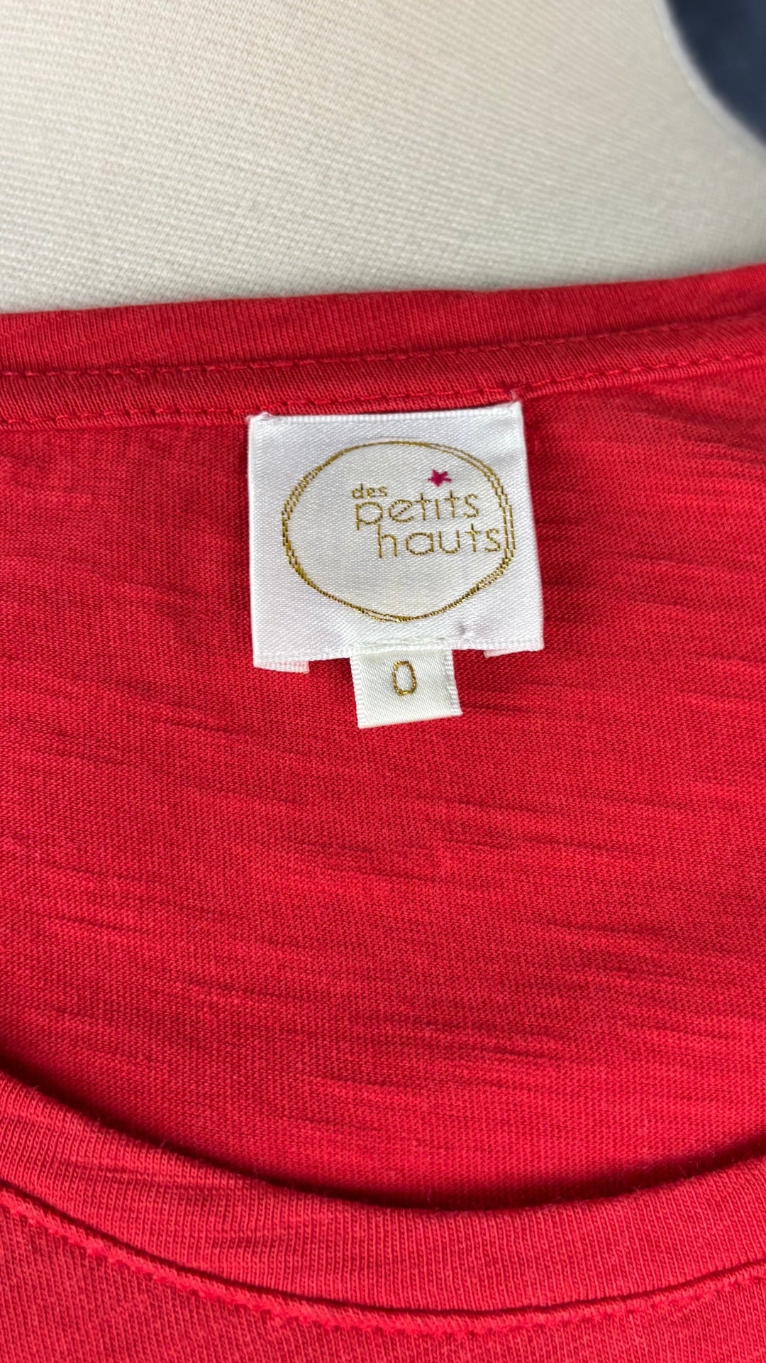 T-shirt rouge en coton fabriqué au Portugal, Des petits hauts, taille 0 (xs/s). Vue de l'étiquette.
