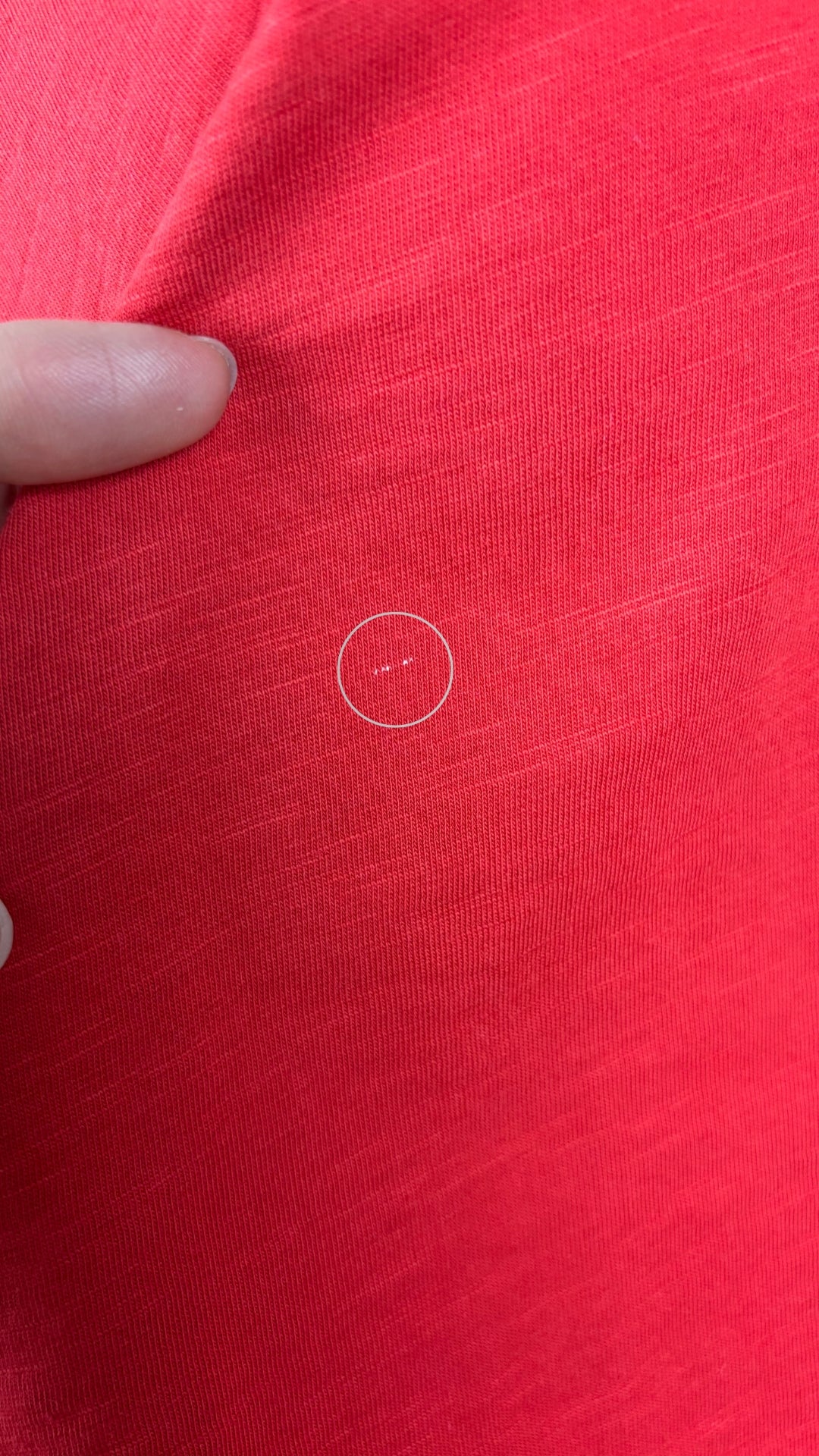 T-shirt rouge en coton fabriqué au Portugal, Des petits hauts, taille 0 (xs/s). Vue de la petite ligne blanche dans le tissu (comme un fil non teint.)