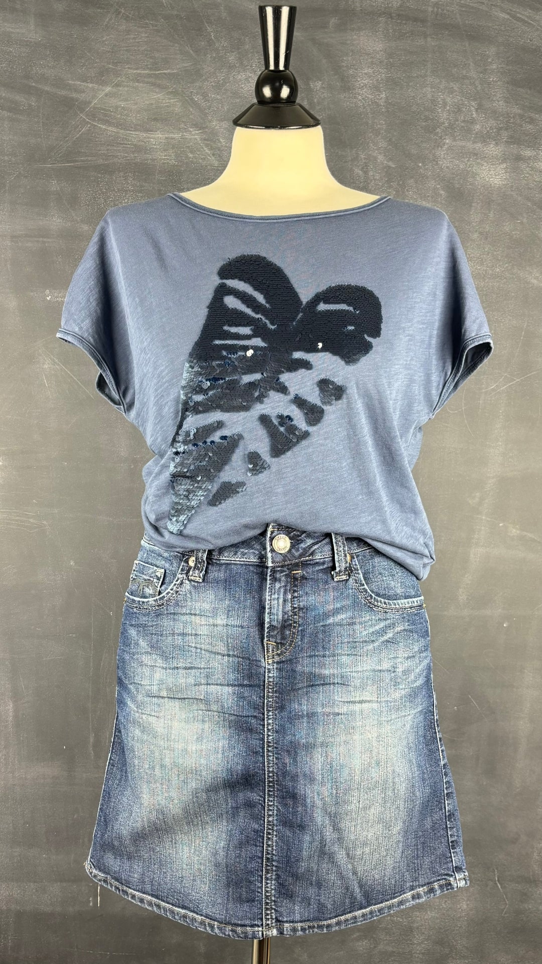 T-shirt à sequins Luisa Cerano, taille 4 (xs/s). Vue de l'agencement avec la jupe en jeans Mavi.