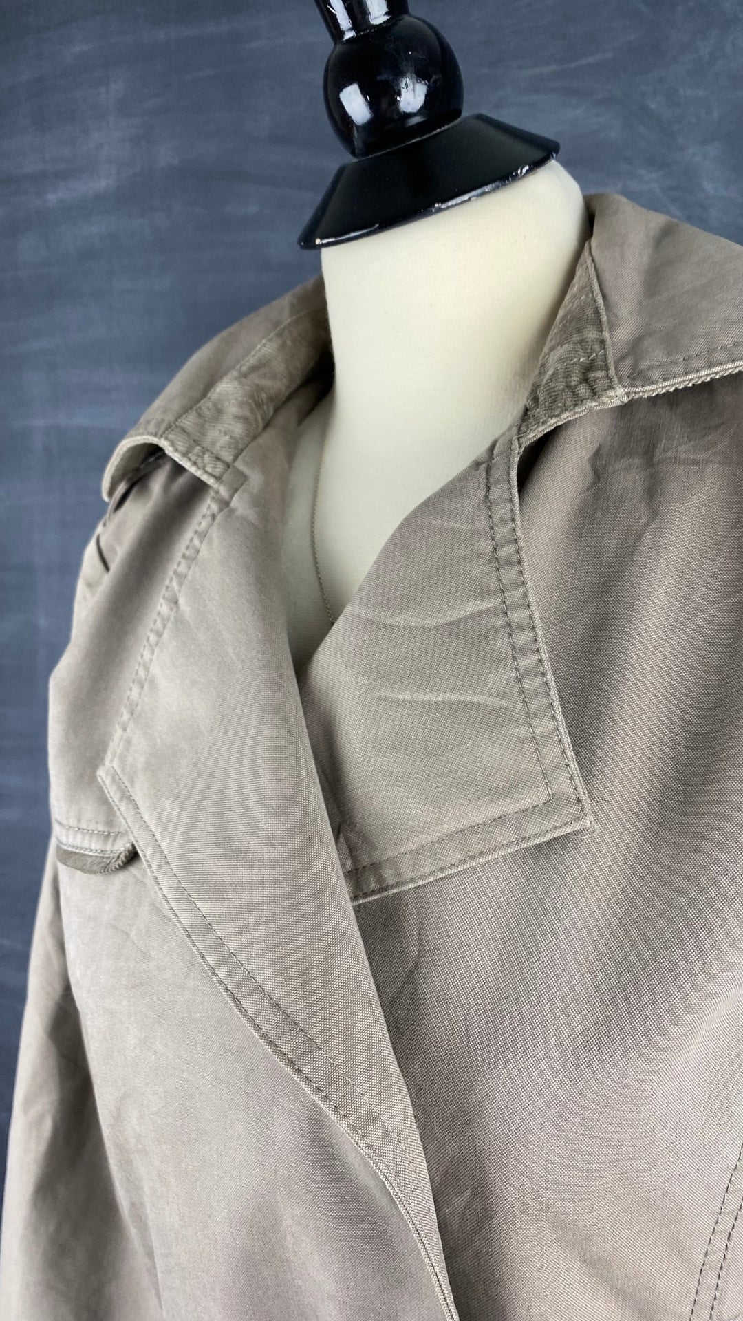 Trench neuf taupe Tom Tailor taille small. Vue de l'encolure.