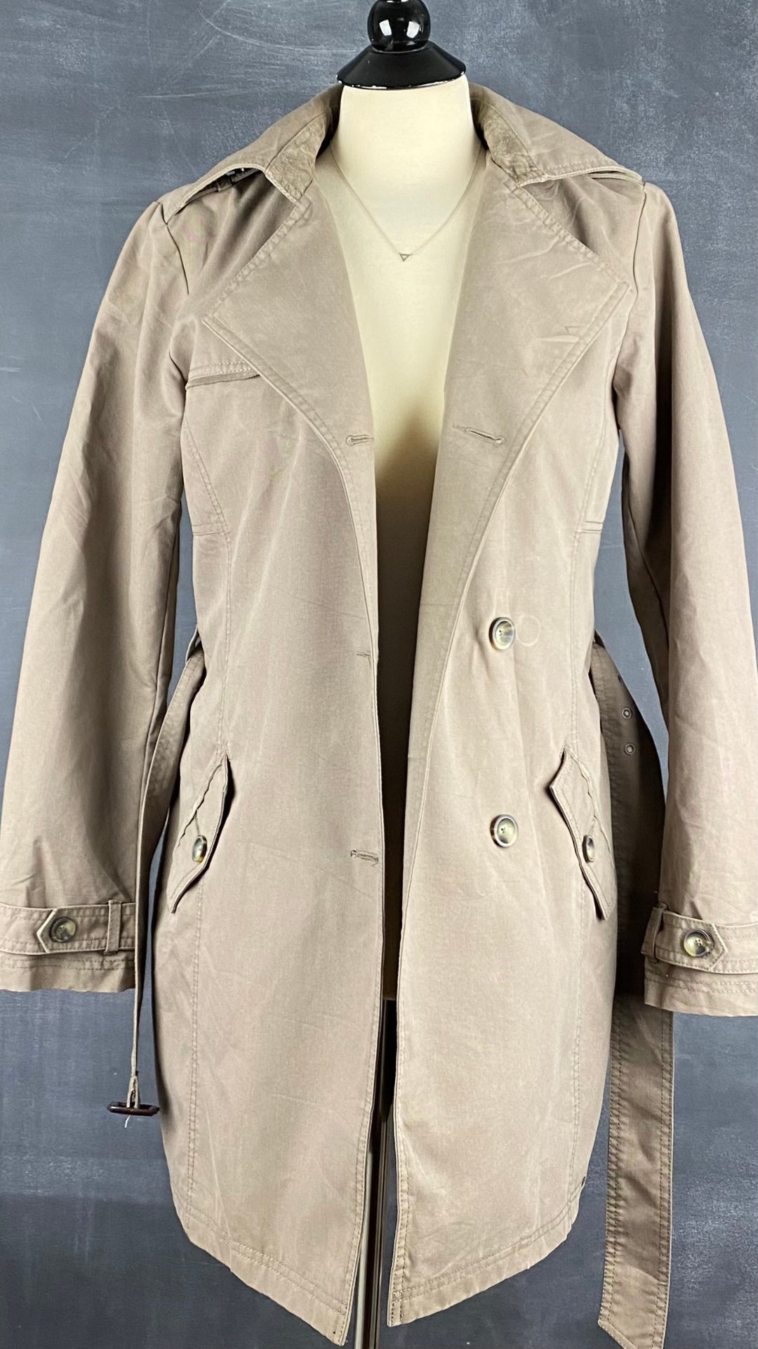Trench neuf taupe Tom Tailor taille small. Vue de face, ouvert.