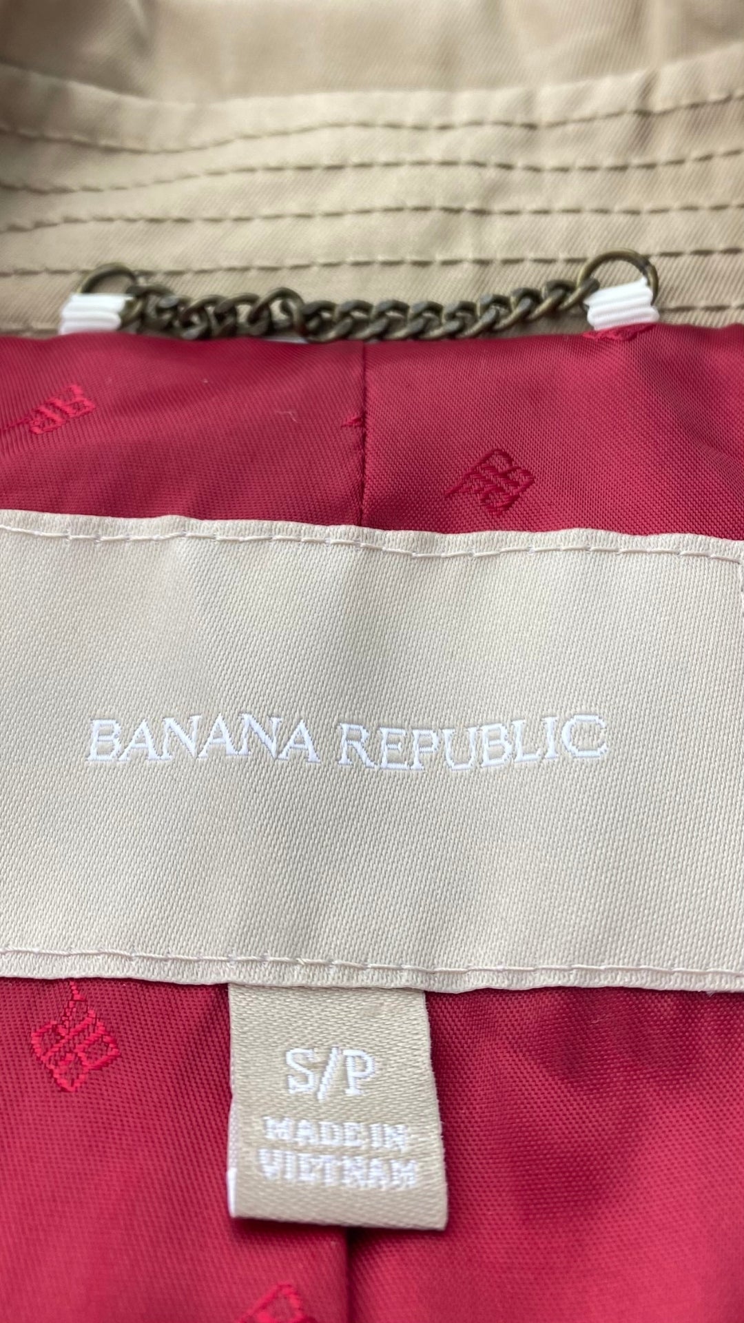Trench sable évasé à l'ourlet Banana Republic, taille small. Vue de l'étiquette de marque et de taille.