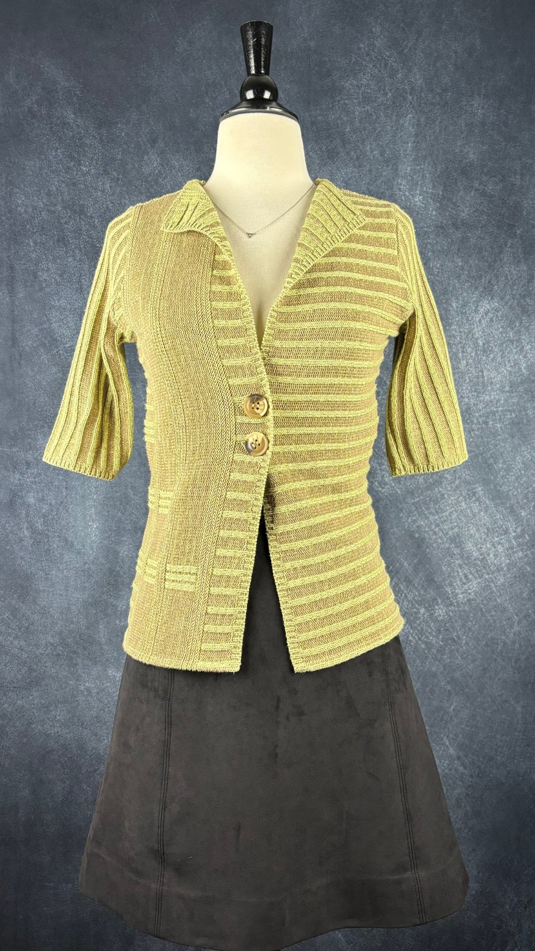 Cardigan en tricot beige et vert Belamie, taille medium (plus small). Vue de l'agencement avec la jupe suédée Babaton.