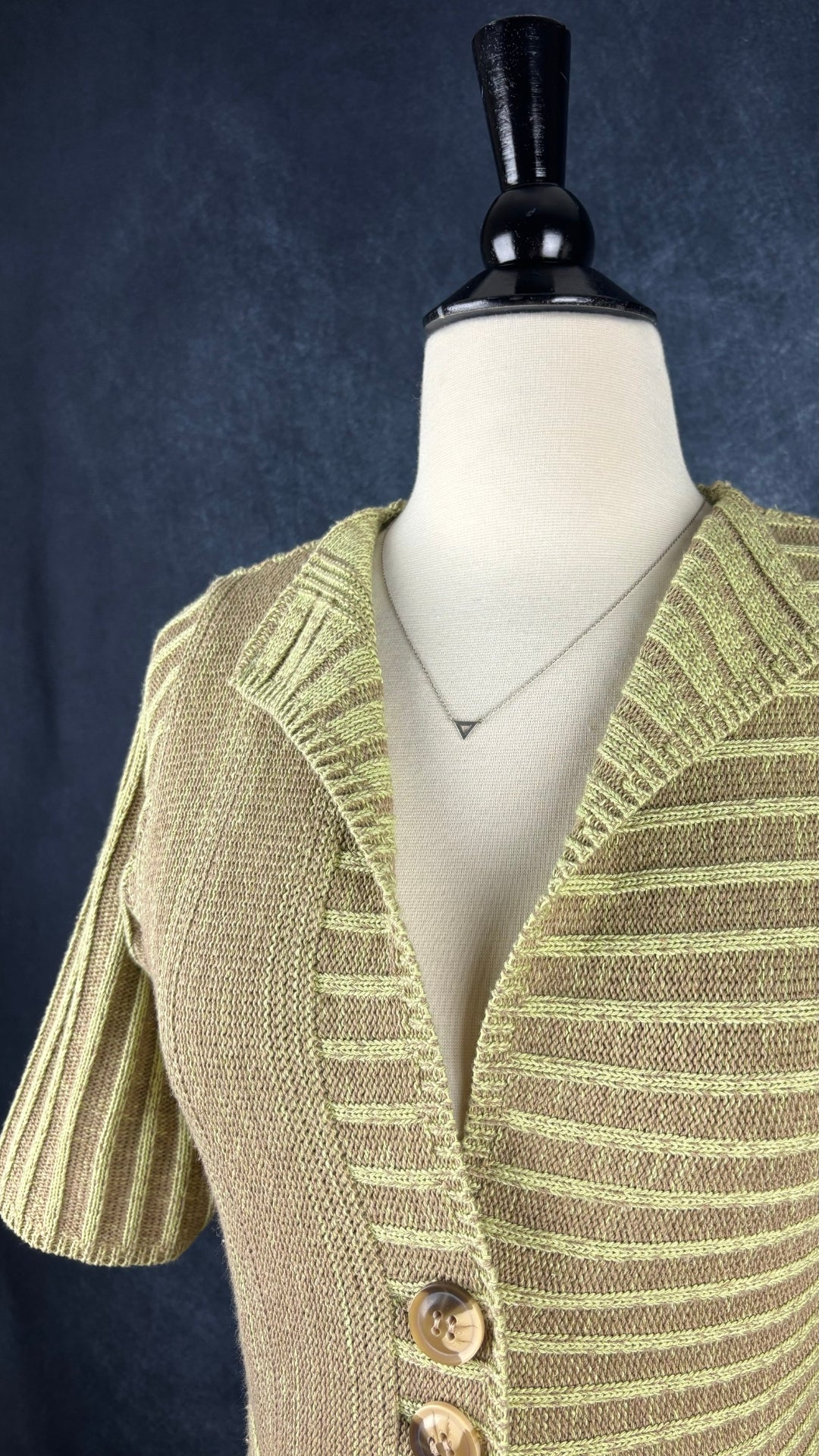 Cardigan en tricot beige et vert Belamie, taille medium (plus small). Vue de l'encolure.