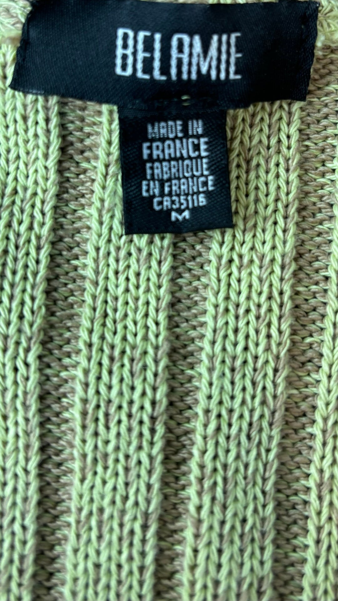 Cardigan en tricot beige et vert Belamie, taille medium (plus small). Vue de l'étiquette.