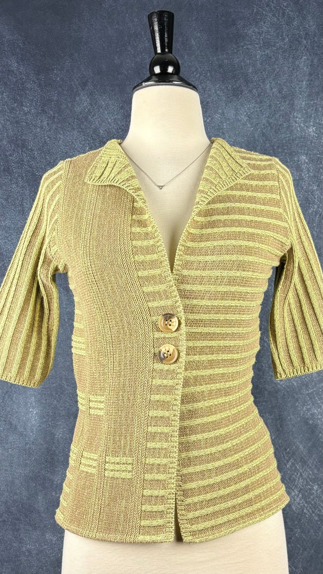 Cardigan en tricot beige et vert Belamie, taille medium (plus small). Vue de face.